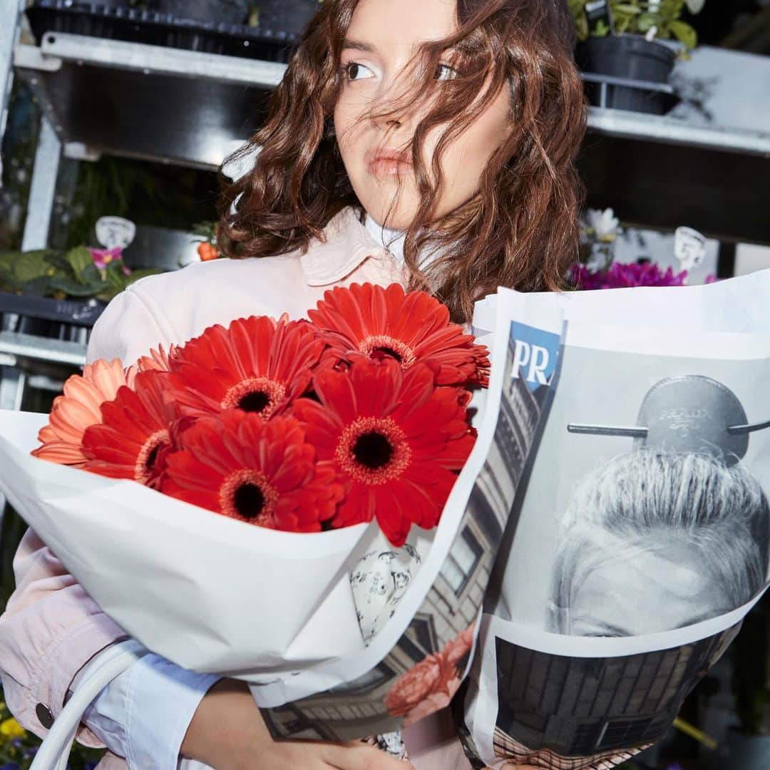 プラダさんのインスタグラム写真 - (プラダInstagram)「Flower shoppers @therealgracecoddington, @lynakhoudri, @blondey, @cici_xiang, @museummammy, @mei_nagano0924official, @louisefollain and @tomma0411 were surprised to find #Prada on their fall bouquets. Celebrating the #PradaResort20 collection, flower shops worldwide are integrating fresh images of the new season into the exquisite everyday experience of buying flowers, subverting conventions of advertising. Pick one up, or discover more via link in bio.」11月18日 19時48分 - prada