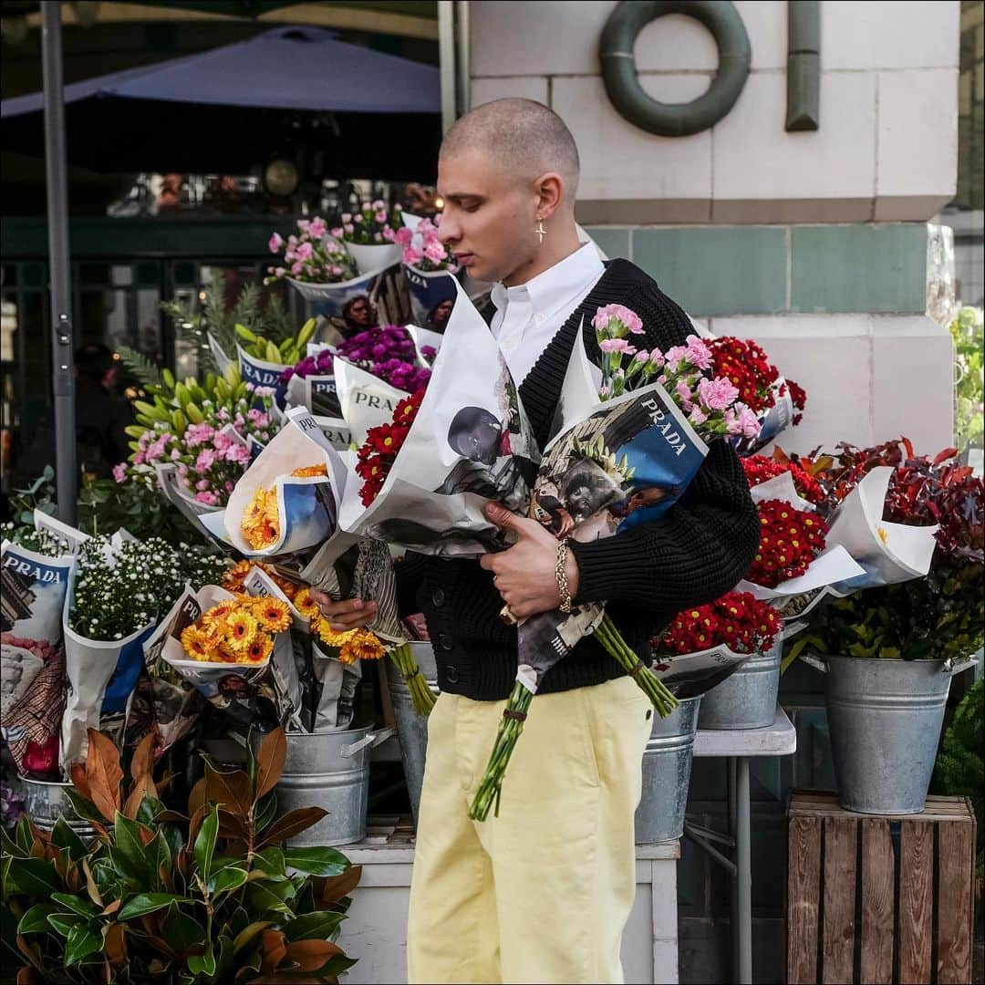 プラダさんのインスタグラム写真 - (プラダInstagram)「Flower shoppers @therealgracecoddington, @lynakhoudri, @blondey, @cici_xiang, @museummammy, @mei_nagano0924official, @louisefollain and @tomma0411 were surprised to find #Prada on their fall bouquets. Celebrating the #PradaResort20 collection, flower shops worldwide are integrating fresh images of the new season into the exquisite everyday experience of buying flowers, subverting conventions of advertising. Pick one up, or discover more via link in bio.」11月18日 19時48分 - prada