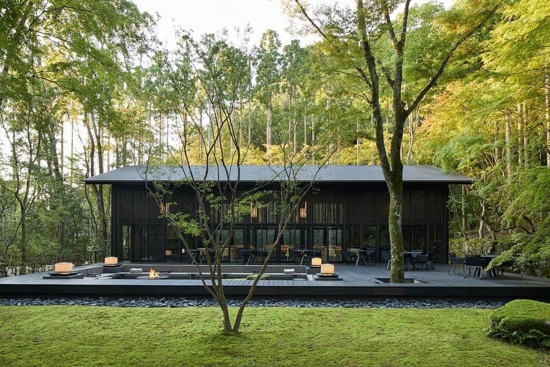 のインスタグラム：「Newly opened luxury hotels in Kyoto. photo 1&2 : AMAN KYOTO designed by Kerry Hill Architects. photo 3&4 : Park Hyatt Kyoto designed by tonychi and associates & Takenaka Corporation. ・ 京都はいま、ホテルの開業ラッシュ。写真1、2は11月1日にオープンした「アマン京都」(@aman_kyoto )。写真3、4は10月30日にオープンした「パークハイアット 京都」(@parkhyattkyoto )。 ・ ほかにも12月21日にはハッリ・コスキネンがデザインするカプセルホテルや、2020年春には隈 研吾氏が携わる「Ace Hotel Kyoto」の開業が控え、ますます京都観光が充実しそう。 ・ ELLE DECOR WEB版にて詳しくご紹介中。 https://www.elle.com/jp/decor/decor-interior-design/g29561992/kyotohotel-19-1030/」