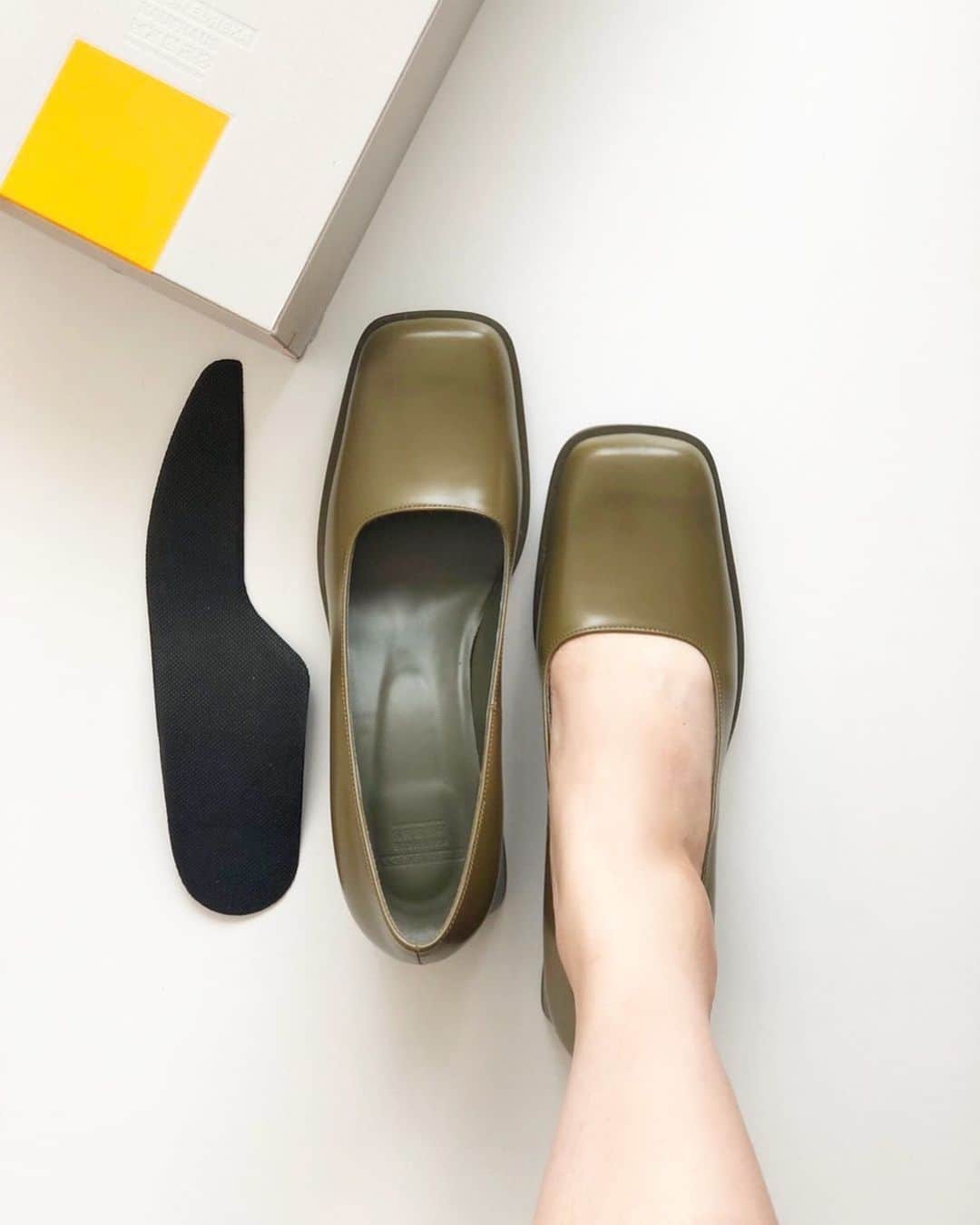 佐藤香菜さんのインスタグラム写真 - (佐藤香菜Instagram)「脚のケア💃✨ もう2〜3年くらい？わたしの全ての靴には #cocofumu のインソールを入れてる。 ヒザとヒザがしっかりくっつき 脚のラインが真っすぐになり、腰痛は軽減し 長時間歩くときや立ち仕事の最強助っ人👏 わたしはいつもこれを入れたDr.マーチンと旅してる。 重心が脚の前方や外側に偏り、開きがちなヒザや骨盤も これを入れるとキュッと内側に入る💡 ピンヒールにもスニーカーにもブーツにも (オープントゥの靴以外は)全て対応。 しかもサイズが22cm〜26.5cmで揃ってて 男性にも使ってほしいー！ スポーツやってた人にもO脚多いし。 靴のカカトが擦り減る人は、靴を買ったらこれを入れてから履くと、変な減り方をしないのです👀 . 個人的にかなり本気のおススメなので つい暑苦しく語ってしまいました☺️ ビープルか、ココフムのWEBで🔍 ---------------------------------- #cocofumu #ココフム #インソール #o脚改善 #o脚矯正 #腰痛改善  #フットケア #美脚トレーニング」11月18日 19時57分 - kana__sato622
