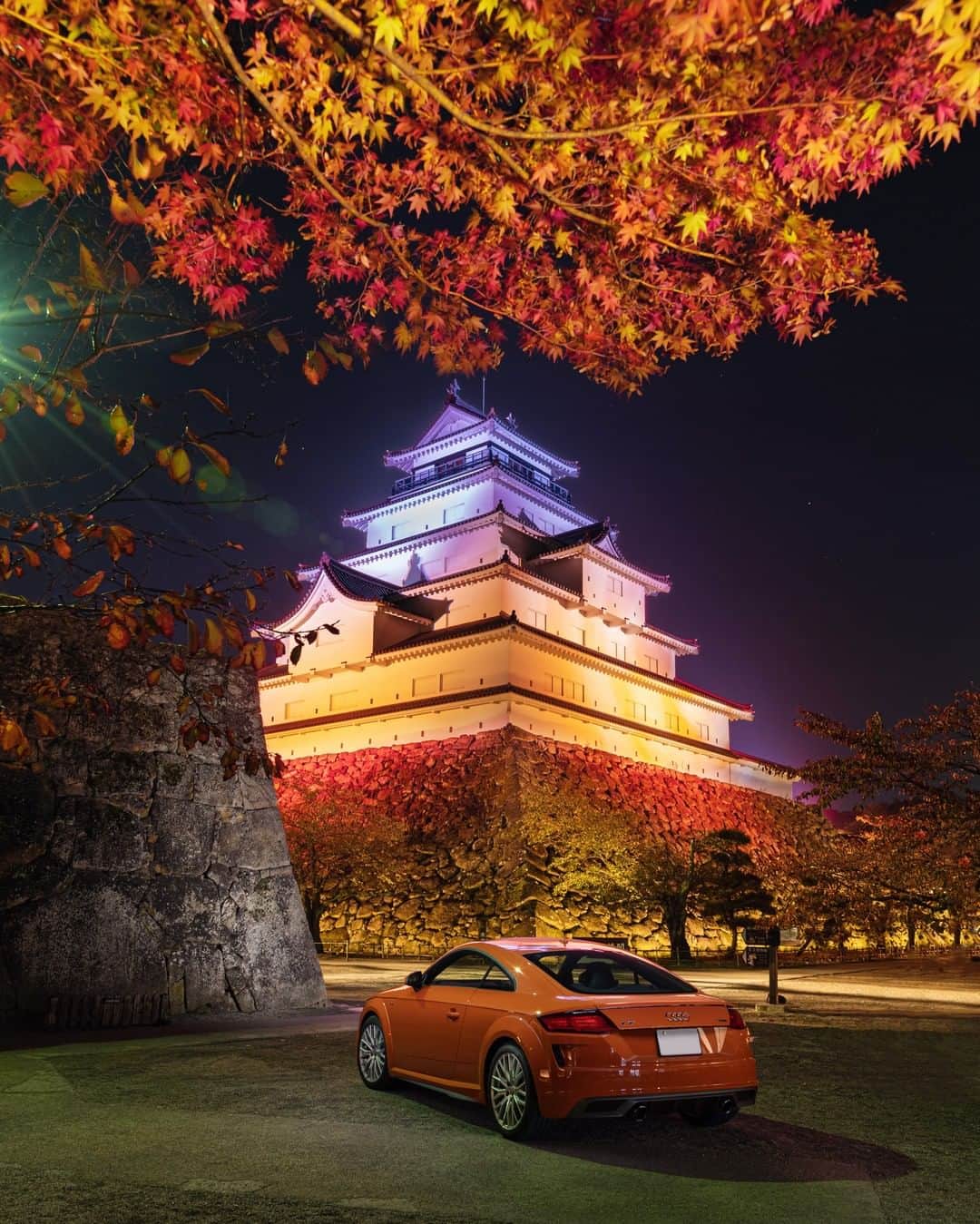 アウディ ジャパンさんのインスタグラム写真 - (アウディ ジャパンInstagram)「鶴ヶ城、またの名を若松城。夜空に浮かび上がるその姿は雄々しくも美しく、紅葉との相性も絶妙です。  Audi TTで訪れる名跡。スポーツマインドと知的好奇心を同時に満たす、豊かな旅の形だと言えるでしょう。  #Audi #TT #AudiTT #アウディTT #Audijapan #アウディ #紅葉 #紅葉狩り#autumnleaves #carwithoutlimits #carsofinstagram #Audiworld #Audigenic #Sportcar #車好きな人と繋がりたい」11月18日 20時00分 - audijapan