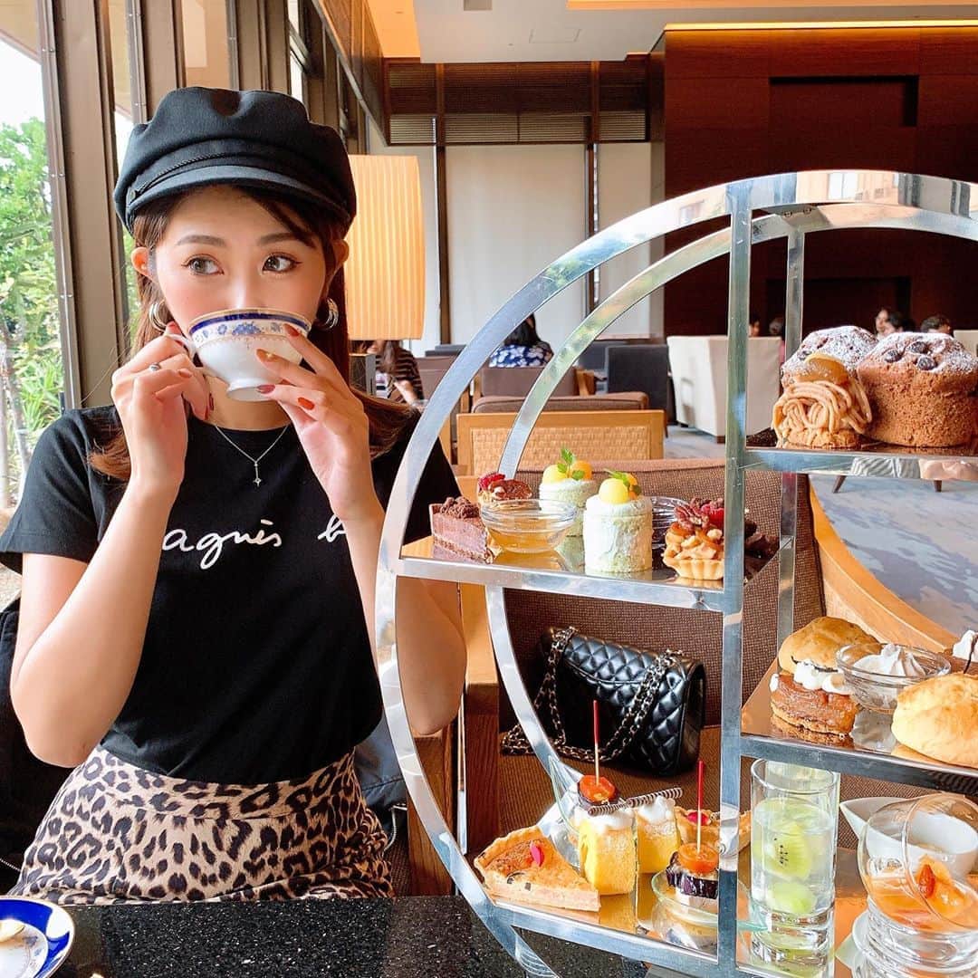 のインスタグラム：「沖縄ハーバービューホテルの アフタヌーンティー☕️ . 秋のスイーツいっぱいで どれもおいしかったけど メロンケーキがおいしかった〜🍈☆ . #沖縄 #okinawa  #アフタヌーンティー #afternoontea #sweets」