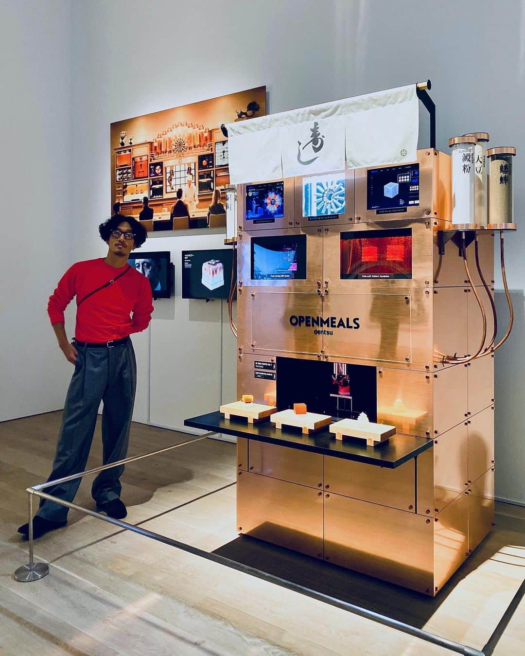 Joeさんのインスタグラム写真 - (JoeInstagram)「テクノロジーの発達、様々な側面に大きな影響を与えるであろうこれからの未来。近い将来多くの判断をAI(人工知能)に任せ、人々のライフスタイルが大きく変わるといわれている今日この頃。明日から森美術館 @moriartmuseum で開催される「未来と芸術展: AI、ロボット、都市、生命 - 人は明日どう生きるのか」。本展は、AI、バイオ技術、ロボット工学、ARなど最先端のテクノロジーと、その影響を受けて生まれたアート、デザイン、建築、約100点近くもの作品が展示されてます。近未来の都市を少し除いてみるべし。 #sushisingularity #moriartmuseum」11月18日 20時04分 - joe_tokyodandy