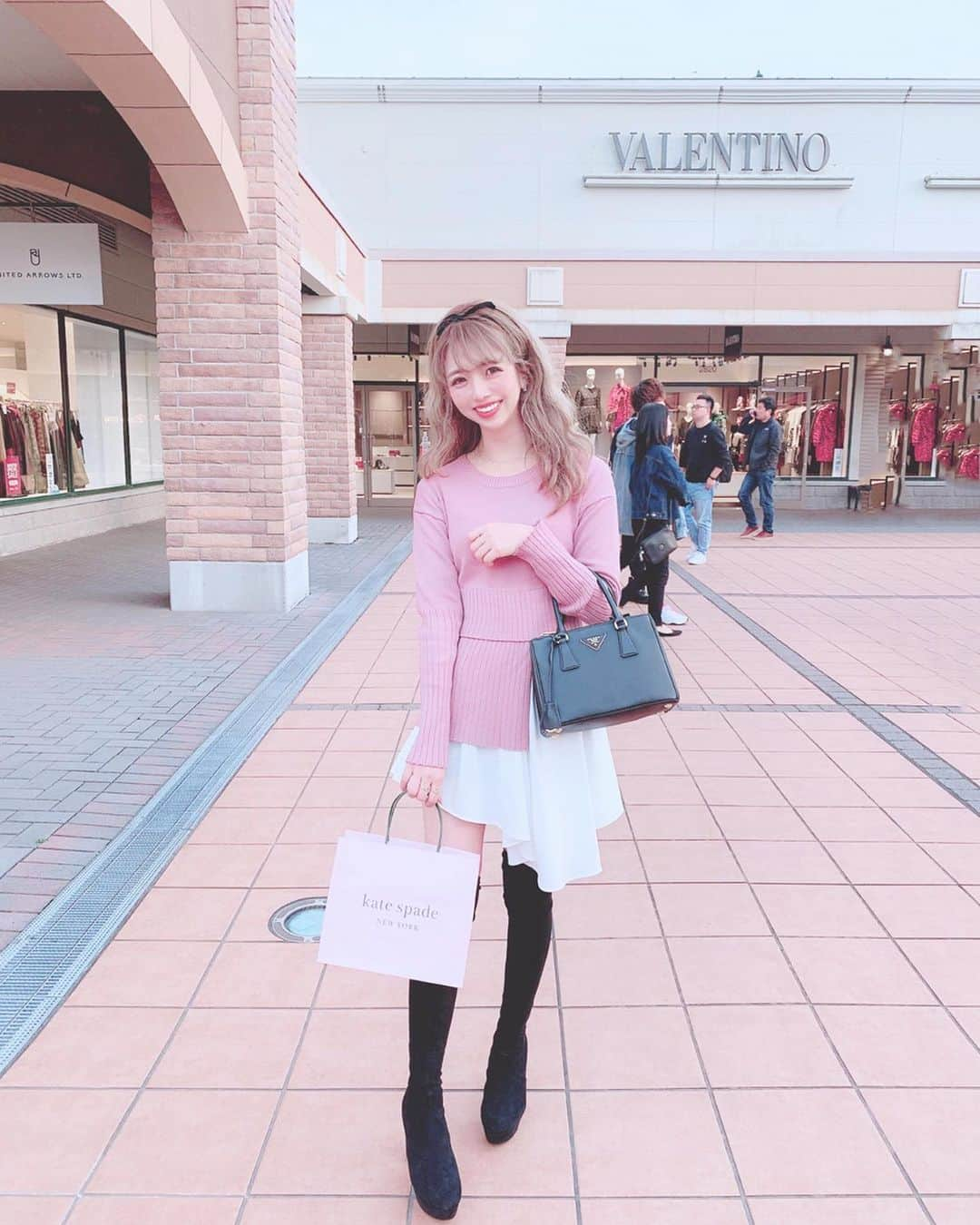 エリンコさんのインスタグラム写真 - (エリンコInstagram)「💓 . ハッピー🥰🌈💕🛍 お買い物行くとテンション上がるっ🎶💘 . 二枚目スライドして見てねっ❣️ まさかの映り込み🤣❣️❣️ . 面白すぎて投稿しちゃう💓 こっち向いてた🤦🏼‍♀️w わざと映り込もうとしてたらしい🤣 . 楽しかった♡♡♡ . #アウトレット #shopping #お買い物 #prada #bag #ケイトスペード #pink #lilirena #fashion #御殿場アウトレット #えりんコーデ #えりんこヘアアレンジ」11月18日 20時06分 - erinko0315