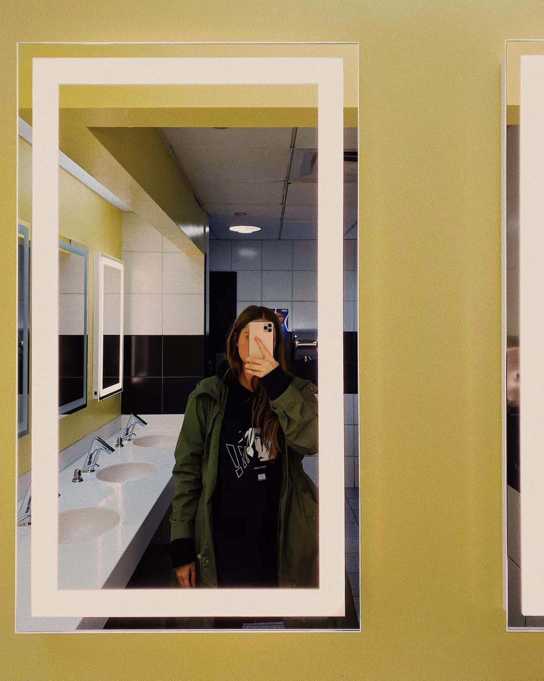 Lyloutteさんのインスタグラム写真 - (LyloutteInstagram)「~ #selfiemirror 🙋🏼‍♀️ 8 . 11 . 19 dans les toilettes de l'aéroport JFK { #jfkairport #travel」11月18日 20時09分 - lyloutte