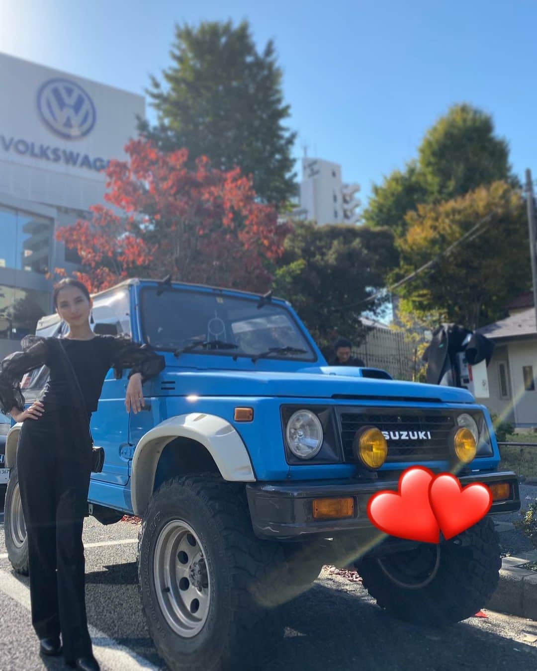 芥川舞子のインスタグラム：「12年目の敬愛なるジムニー様 . . どうも。 その昔、1代目ジムニー(ちなみに1代目も同じJA11)が故障して買い替えの時期に、ほとんど使われていないガレージ車を見つけ購入することができたという幸運の女神ですこんにちは。 (この年式で、なんと走行50000㌔きっているという奇跡) . あの時の新鮮さは今でも失っておりません。 自慢だったターボがぶっ壊れた今でも乗り心地は最高です。 . 夏は幌を取ってオープンカーにしたいなと思いつつ、めんどうくささがいつも勝って一度も空けずに今年12年目を迎えます。冬の高速は寒いです。 . それでも、マニュアル車ならではの操作してる感覚がとても楽しいです。 . . これからもどうぞよろしくお願いいたします。 . . ※そういえばジムニーと写真とか撮ったことあまりないなと思い、先日車でお出かけした時に撮ってもらいました📸 . まさかのフォルクスワーゲンの前で！！！！！笑 . . (新型ジムニーは納期が先すぎて、それにまだこの方も使えるので、しばらく保留にしましたとさ) . . #ジムニー歴13年目突入 #ヨガのイントラになりたての頃自分で頑張って買った1代目はJA11白MT #2代目JA11青幌はカスタムしすぎて出費がかさんだけどローンも終えて #今も仲良く乗ってます #色んな思い出を積み込んで #これからも走ろう #ジムニー女子」
