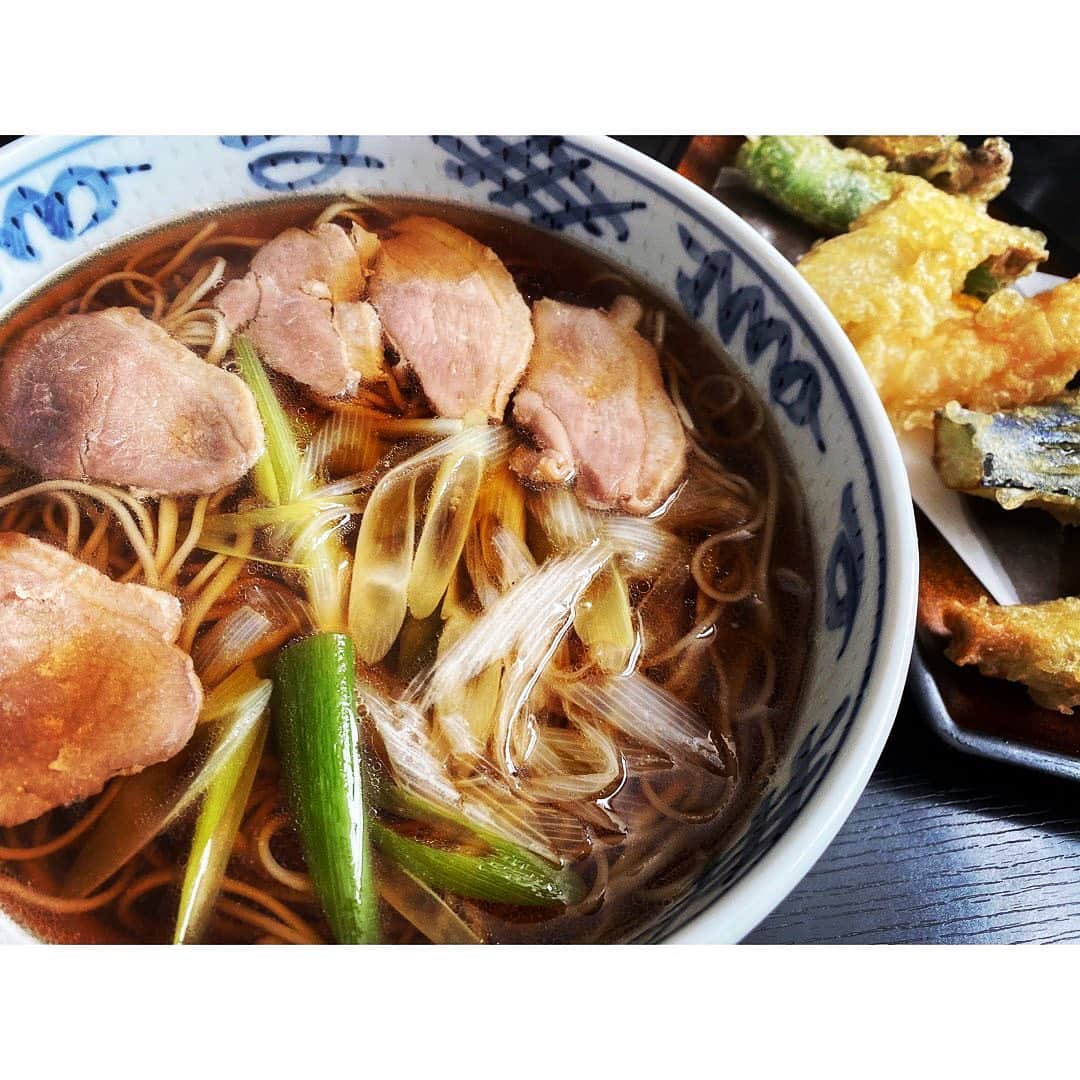 武田梨奈さんのインスタグラム写真 - (武田梨奈Instagram)「🥢 今月、断食というものをやってみようと思っているのですが、高校生の頃に一日何も食べずに過ごしてみようと挑戦したものの、お腹空きすぎて夕方くらいに電車の中でフラッと倒れた事があって、それから恐怖を覚えています。当時は食べ盛りだったからなのかなぁ。﻿お腹すいたなぁ。﻿ ﻿ #断食 ﻿ #健康」11月18日 20時15分 - rinatakeda615