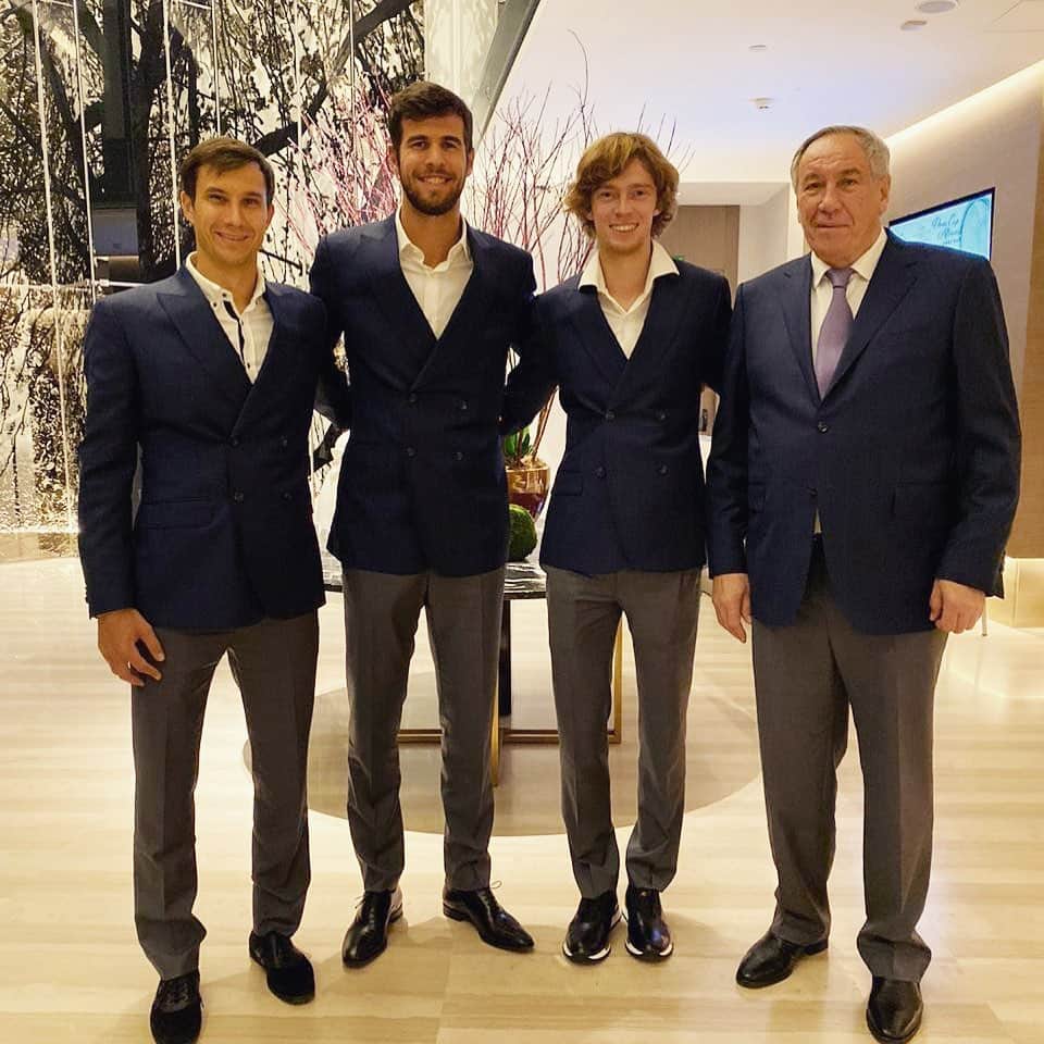 カレン・ハチャノフのインスタグラム：「Team Russia🇷🇺 Here we go! // Команда 🇷🇺Вперёд Россия! @rustennis  #DavisCupFinals #Madrid #TeamRussia」