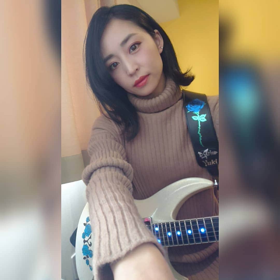 Yukiさんのインスタグラム写真 - (YukiInstagram)「一年に何泊ホテルに泊まっているかな？🤔 今日は珍しくツアー中空き日。 ホテルで作曲とかしてました～🖥️ ワンピースは@andrere___  I wonder how many night will I stay at hotels in a year.  #andrere #アンドリリ #composingmusic #hotelroom #D_Drive #yuki #guitar #esp」11月18日 20時16分 - d_drive_gt_yuki