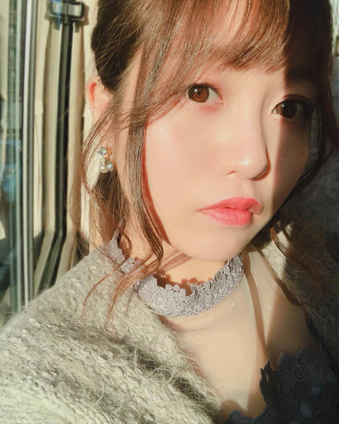 のインスタグラム：「.﻿ ﻿ ﻿ 先日、中学の時の仲良しのお友達の﻿ 結婚式にいって参りました☺️✨﻿ ﻿ ﻿ 二人とも本当に忙しいのに﻿ いつも私の舞台に来てくれて﻿ それが嬉しくて😢💓﻿ それだけでも嬉しいのに、﻿ 演劇部の妹ちゃんまで連れてきてくれて…﻿ ﻿ 本当にいつもありがとう😭！﻿ ﻿ ﻿ 二人の晴れ舞台に呼んでいただいて﻿ 幸せな二人の顔をたくさんみれて﻿ 本当に幸せだった🥰💓﻿ ﻿ 本当にご結婚おめでとうございます㊗️﻿ ﻿ ﻿ ﻿ そして1番興奮したのは、﻿ 大事な結婚式のお色直しの入場BGMに﻿ 私のソロ曲『Horizon』を流してくれたの😭！！﻿ ﻿ 泣くとかじゃなく興奮した！！！！﻿ すごく嬉しかった！！！！ありがとう😢！﻿ ﻿ ﻿ ﻿ ﻿ 結婚式につけていった﻿ このピアスがお気に入りです☺️﻿ プチプラなのに高見え🥳﻿ @lattice_lessignes ﻿ ﻿ ﻿ #結婚式 #お呼ばれコーデ #結婚式お呼ばれ #wedding  #プチプラ #selfie #kawaii #idol #like4likes #フォロワー募集中 #japanesegirl #サロモ募集中」