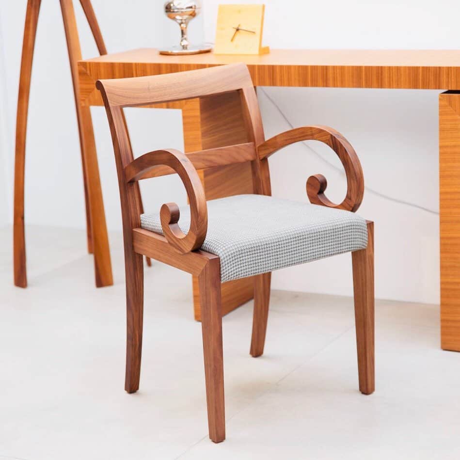 前田紀至子さんのインスタグラム写真 - (前田紀至子Instagram)「モリモトさんでの連載「～家具を買う、家具と暮らす～」の第2回目が本日公開されました。 こちら不定期ながらも大好きなお仕事の一つ。 今回は我が家に無くてはならないポラダの椅子を求めてアクタスさんへお邪魔しました。知っているようで知らなかった椅子の選び方なんかも教えて頂けましたよ。 是非 @morimoto_sumau のプロフィールからご覧下さいませ！ 今回も素敵な取材とお写真ありがとうございます✨ #sumau#スマウ#morimoto#モリモト#actus#アクタス」11月18日 20時20分 - ki45m