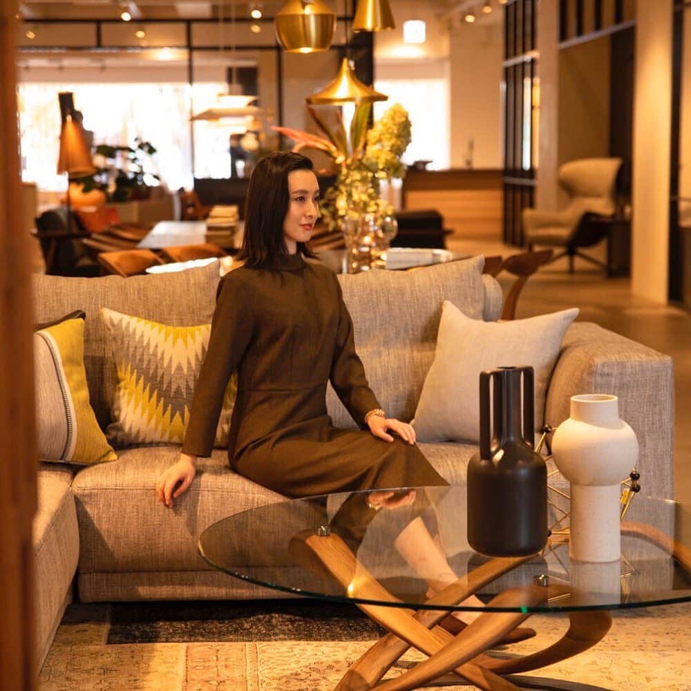 前田紀至子さんのインスタグラム写真 - (前田紀至子Instagram)「モリモトさんでの連載「～家具を買う、家具と暮らす～」の第2回目が本日公開されました。 こちら不定期ながらも大好きなお仕事の一つ。 今回は我が家に無くてはならないポラダの椅子を求めてアクタスさんへお邪魔しました。知っているようで知らなかった椅子の選び方なんかも教えて頂けましたよ。 是非 @morimoto_sumau のプロフィールからご覧下さいませ！ 今回も素敵な取材とお写真ありがとうございます✨ #sumau#スマウ#morimoto#モリモト#actus#アクタス」11月18日 20時20分 - ki45m