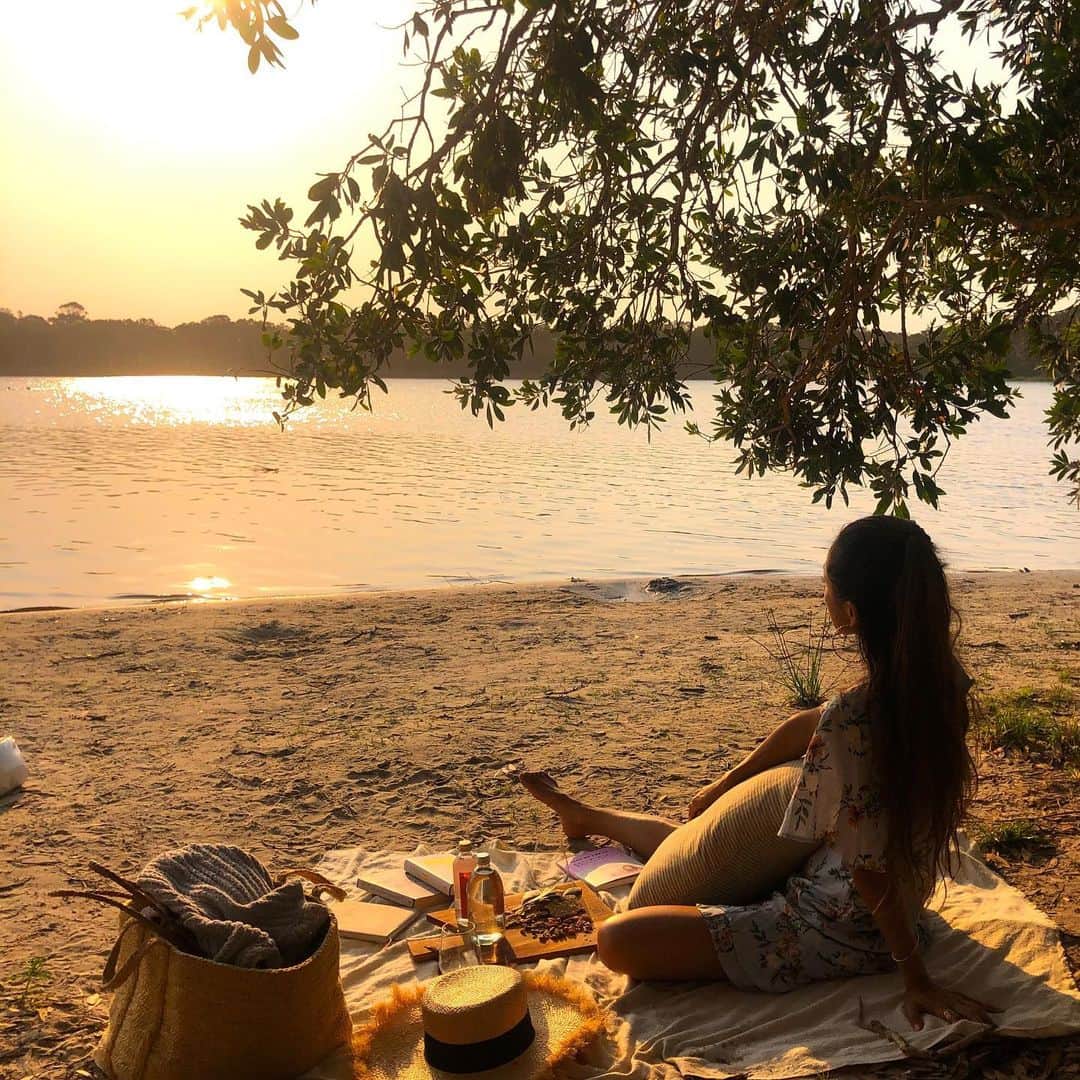 長谷川朋美さんのインスタグラム写真 - (長谷川朋美Instagram)「#バイロン ではオーストラリア随一のヒーリングスポットの湖、天然のアロマオイルが染み渡りブラウン色になっている湖、別名#ティートゥリーレイク へ✨ ・ 湖の周りにはなんとたくさんのティートゥリーの木が自生してして、その成分が湖に流れ出るため泳いだり浸かったりするだけでそのアロマオイルの効能を同時に楽しむことができるという❣️ ・ サンセットがこれまたとても神秘的でかなり癒されました🥰 ・ 頭から浸かって泳いだりピクニックしたり、 みんな帰りはティートゥリーのいい香りでしたよ🌈 ・ #amazingview #teatree #teatreelake #brownlake #aroma #healing #ヒーリング #癒し #sunset #retreat #selfretreat #セルフリトリート #自分と丁寧に向き合う週末セルフリトリート #lake #湖」11月18日 20時21分 - hasegawa.elena.tomomi