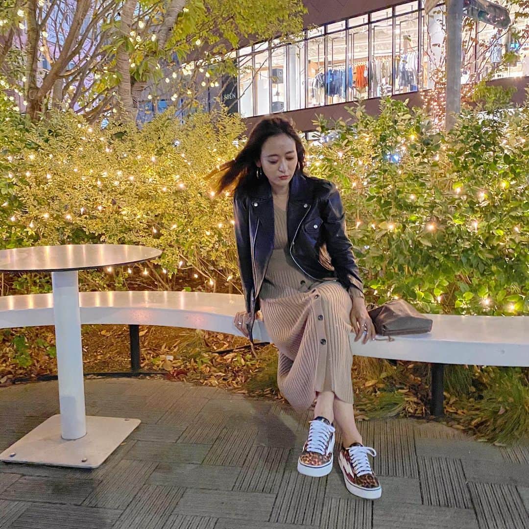 難波礼華のインスタグラム：「ぜーんぶ新しいやつ❤️ぜーんぶすき❤️ 欲しかったヒョウ柄スニーカー　@revengexstorm.jp  だいすきなワンピ　@fray_id  永遠着れるライダース　@amerivintage  帰り道がイルミってて最高だなあ🥺💕」
