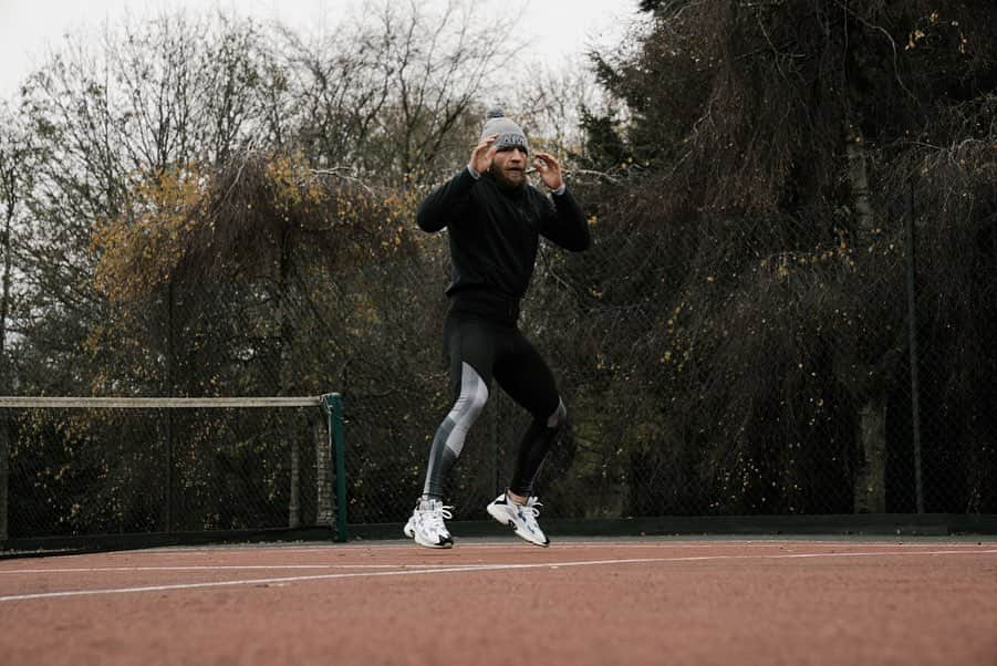 コナー・マクレガーさんのインスタグラム写真 - (コナー・マクレガーInstagram)「Thai pads on the tennis court 🎾」11月18日 20時26分 - thenotoriousmma