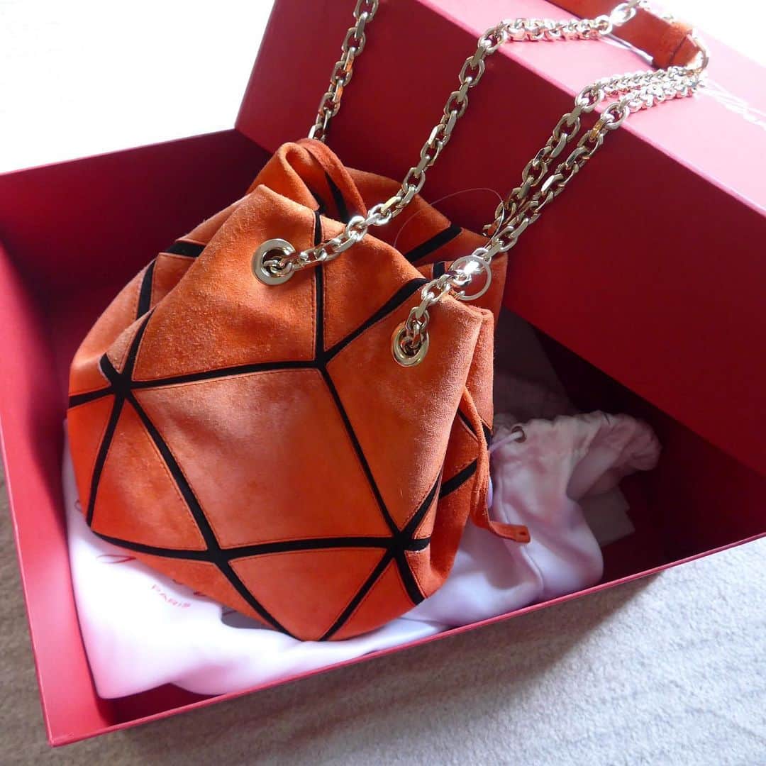 のインスタグラム：「@rogervivier のチェーンバッグ。巾着のような形とあざやかなオレンジ🍊がキュート！小ぶりで、ファッションのアクセントになりますよ。 #fashion #fashionista #ootd #like4likes #instagood #instalike #instalove #ファッション #お洒落さんと繋がりたい #今日のコーディネート #お買い物 #戦利品 #rogervivier #ロジェヴィヴィエ #バッグ」