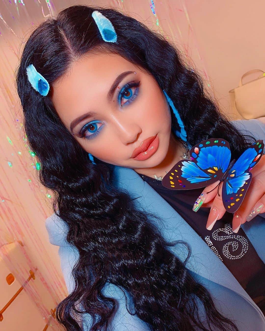 のインスタグラム：「💙🦋鼻の整形1週間切った！楽しみと緊張と不安がずーっとある中、明日から東京メイクミーティングです💙🦋 #butterflymakeup #bluemakeuplook  #nosesurgery #cutcrease #メイク好き #コスメ好き #海外コスメ #メイクレッスン #コスメオタク#プチプラコスメ #カットクリース #メイクテク」
