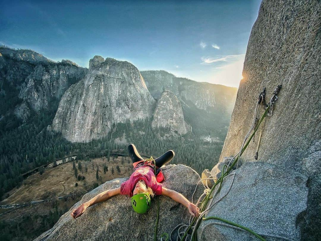 バーバラ・ザンガールさんのインスタグラム写真 - (バーバラ・ザンガールInstagram)「Today‘s mood!🥴 #tiredfromhauling ••••••••••••••••••••••••••••••••••••••••••••••••••••••Day 2—climbing up to great roof!! Excited!! •••••••••••••••••••••••••••••••••••••••••••••••••••••@blackdiamond @lasportivagram  @vibram @verivalbio @powerbar_europe @fazabrushes @frictionlabs @gloryfy」11月18日 20時31分 - babsizangerl