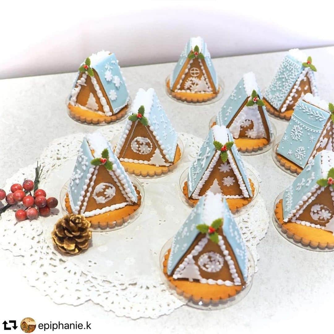 のインスタグラム：「#repost クスパ公認インスタアンバサダーの投稿をリポスト💘  @epiphanie.k 先生のお写真です♪ こちらのお教室は、自宅のキッチンでの少人数で自由なスタイルのお教室です。気軽に先生のお家へお菓子を作りに行ってみませんか？✨ ・・・ 今日はJSA北海道支部  チャリティーイベント2019  11月9日「アイシングクッキーの日」にちなんで全国の支部ごとに行っているチャリティイベント。  エピファニーは手のひらサイズのヘクセンハウスを担当させていただきました。  一時間で皆さんの作った可愛いお家がたくさん並びました🎶  もうひとつのコースは 北海道支部リーダー  @hnr.icingcookie 先生デザインのクリスマスクッキー。  こちらもとっても可愛い😊  ご参加の皆様、講師の @kiyonan323 先生、@bonheur_temps 先生、松塚先生、 PRなどご協力いただいた講師の皆様、ありがとうございました😊  #日本サロネーゼ協会 #日本サロネーゼ協会北海道支部 #アイシングクッキー #アイシングクッキーチャリティイベント #ヘクセンハウス #お菓子の家 #手のひらサイズのお菓子の家 #クリスマスクッキー」