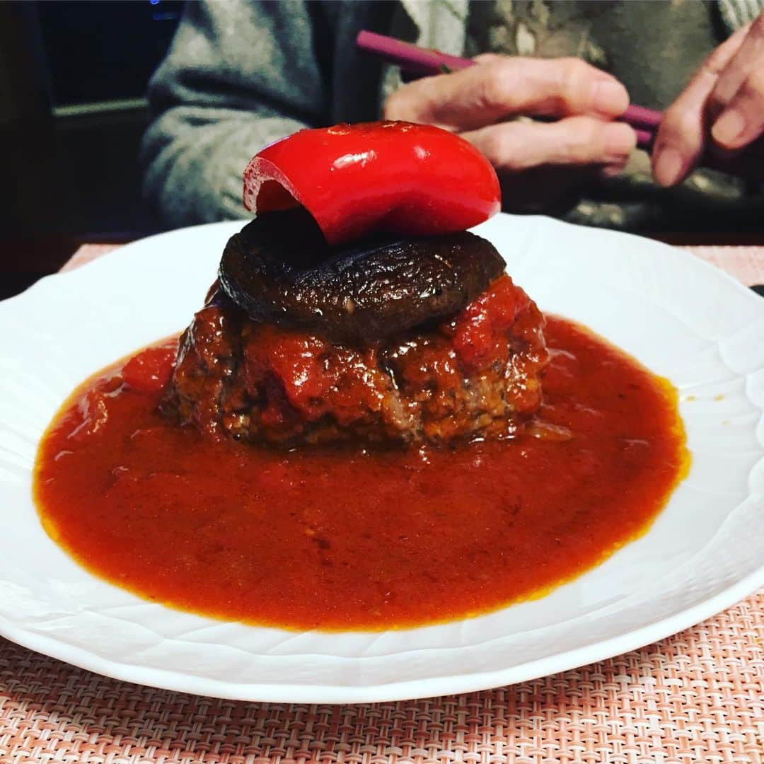 小橋めぐみのインスタグラム：「あさイチで、片岡護シェフが紹介していたトマト煮込みハンバーグ。 この上にパセリを散らすと、クリスマスカラーになる。見た目も味も👍 祖母にも好評で、ほっ🥰 また作ろう。次回は、パセリ散らそ。」