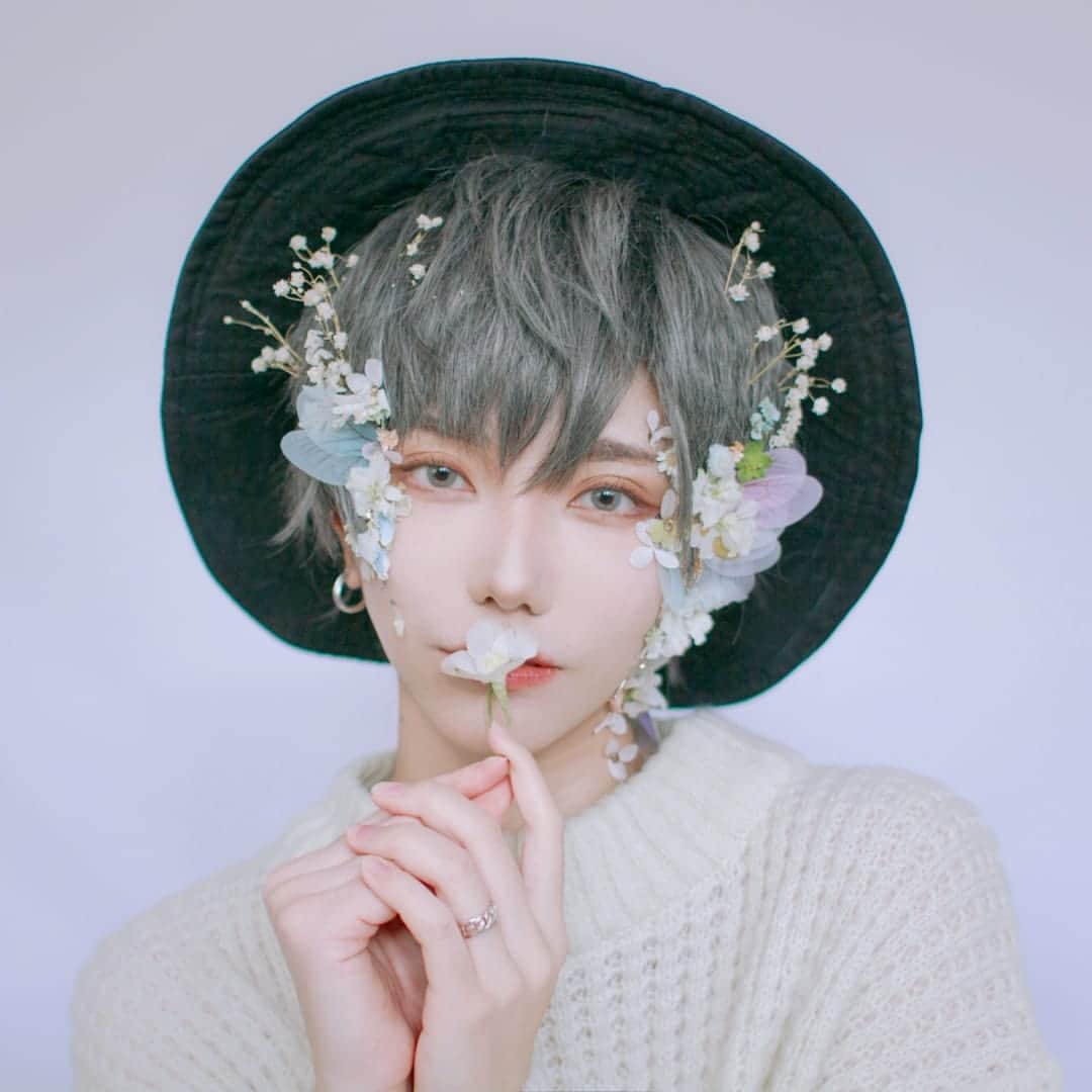 ひかりんのインスタグラム：「Finally watched Hyuna's FLOWER SHOWER MV 🌸🌺🌻🌼💐🏵️ IM OBSESSED. Photo | @toukapii #flowershower」