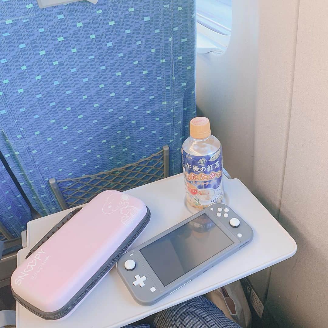 森みはるさんのインスタグラム写真 - (森みはるInstagram)「このツアーの移動中に大活躍だったSwitch Lite☁️ スヌーピーのケース買ったんだ〜〜🥰 最近はみんなポケモンやってるよね〜〜 ちょっと気になるけどやったことないから踏み出さずにいる。笑」11月18日 20時34分 - miharu_mori