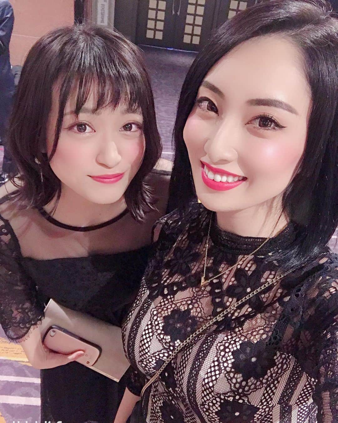 雅まことさんのインスタグラム写真 - (雅まことInstagram)「かわいい親友が結婚しました💗 いや、かわいい。 かわいいかわいいかわいい。 @yurie.pom  おめでとうほんまに👌☺️💓💓 幸せわけてもらいました。 そして、親友のお母さんが 泣いてなかったのがほんまに意外w みかりん、強くなったね😂❣️❣️ 親友のお父さんも変わらず元気そうで👌 いやぁーなんか、ほっこりしました。 末長くお幸せに。 しょーゆさん、友里恵を よろしくお願いしますね🥳✨✨✨ . . .  #キャバ #キャバ嬢 #キャバクラ #キャバ #北新地 #club #caprice #クラブ #カプリス  #ホステス #シャンパン #美女 #美人 #黒髪  #自撮り女子 #いいね #ニュークラブ #新地  #cool #valentino #instagood #follow  #followme #instalike #happy #fun  #nail #綺麗 #beautiful #cute」11月18日 20時46分 - yuu_makoto_