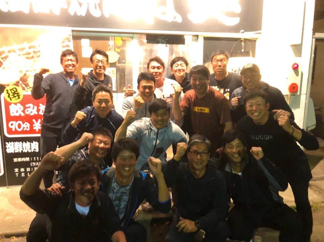 元木大介のインスタグラム：「こんばんは 2019年は日本一にはなれなかったですが！ リーグ優勝は出来ました🏅 その優勝の影で活躍してくれていた バッティングピッチャー ブルペンキャッチャー スコアラーさん達です。🤝 まだまだ色々支えてくれた人は沢山居ますが 秋のキャンプに来てもらってたメンバーで2019年の打ち上げをしました。  オフはゆっくり休んでもらって また来年も日本一目指して 頑張って行きましょう！💪 ファンの皆様もまた来年も宜しくお願いします🤲 #元木の一言  #元木大介 #日本 #japan #プロ野球 #野球 #読売ジャイアンツ #ジャイアンツ #巨人 #giants #baseball」