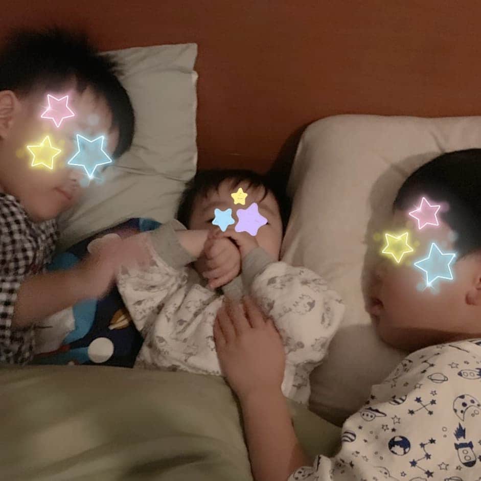 妃咲せあらのインスタグラム：「今日は妹のお家にお泊まり🏠 二人のお兄ちゃんの子守唄&トントン付き✨ #一歳10ヵ月」