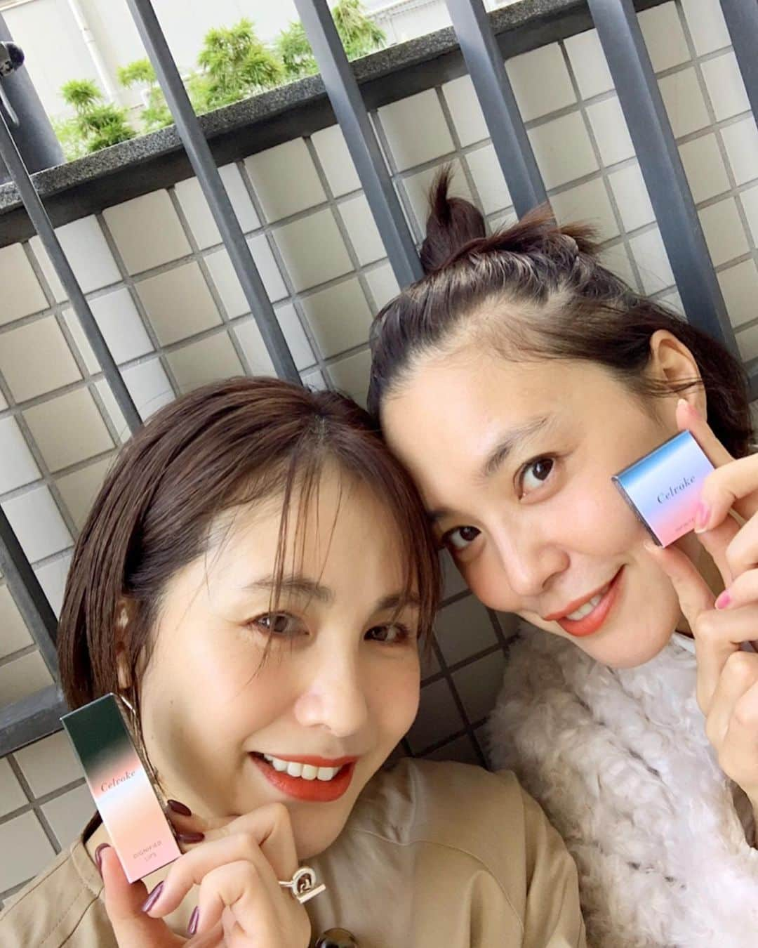 浅見れいなさんのインスタグラム写真 - (浅見れいなInstagram)「わーこと @celvoke.jp  の2020s/sの新作発表会へ💚 みかこさんらしさ全開の宇宙空間でした🌏 新作の絶妙な色味はもちろん、パッケージも可愛すぎる💚🧡💚🧡 みかこさんにメイクしてもらい浮かれる私達🥰 もう帰るだけだけどw @wakako.ninomiya  @mikako888」11月18日 20時55分 - reina_asami