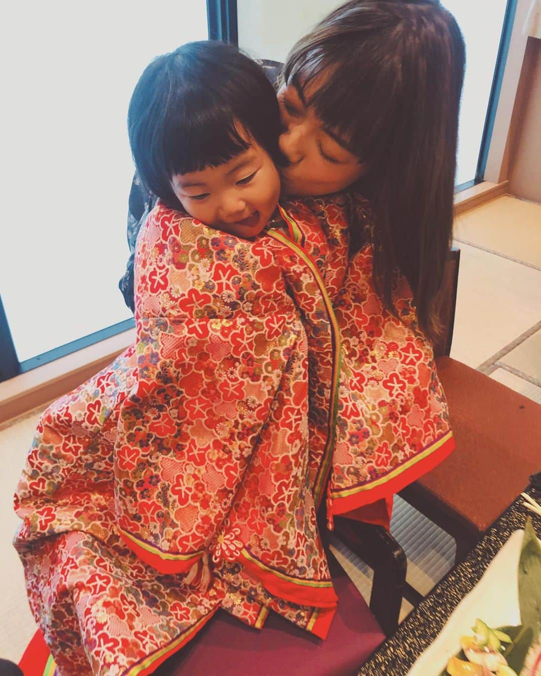 スザンヌさんのインスタグラム写真 - (スザンヌInstagram)「愛する姪っ子　@gowasuchiyan の七五三👘💕﻿ 熊本は髪置きかな❤︎﻿ ﻿ はちゃめちゃ可愛くて﻿ みんなにおめでとう言ってもらえてほんとに幸せそうな顔がたまらない🤤❤️写真はわたしちょっと下手だけど、妹のほうで正面可愛いのがアップルされるかな❤︎﻿ ﻿ @tamiyan0916 が作ってくれた﻿ @yui_creative のお花のヘッドアクセ💐もとっても似合ってた❤︎﻿ （位置がちょっと上すぎるのはご愛機❤︎）﻿ ﻿ 加藤神社⛩で祈願して頂いたのち﻿ 青柳さんで七五三スペシャル御膳🤤美味しいし可愛いし騒がしいし姪っ子はテンションあがりすぎてるしで思い出いっぱいの1日でした🧡﻿ ﻿ 息子もお祝いだからとスーツ着てみました❤︎（シャツがサイズ合うのがなくって中はロンTだけどw）﻿ ﻿ イベントのときおしゃれするのは﻿ 男の子も楽しいねっ😍﻿ ﻿ 兎にも角にも七五三おめでとう💝﻿ これからも笑顔いっぱい元気いっぱいすくすく育ってね💛﻿ たくさん食べていつも面白いあさぴがだいすきだよ❤︎﻿ ﻿ ﻿ ﻿ ﻿ #七五三#七五三3歳 #髪置き#髪置きの儀 #加藤神社#青柳」11月18日 20時52分 - suzanneeee1028