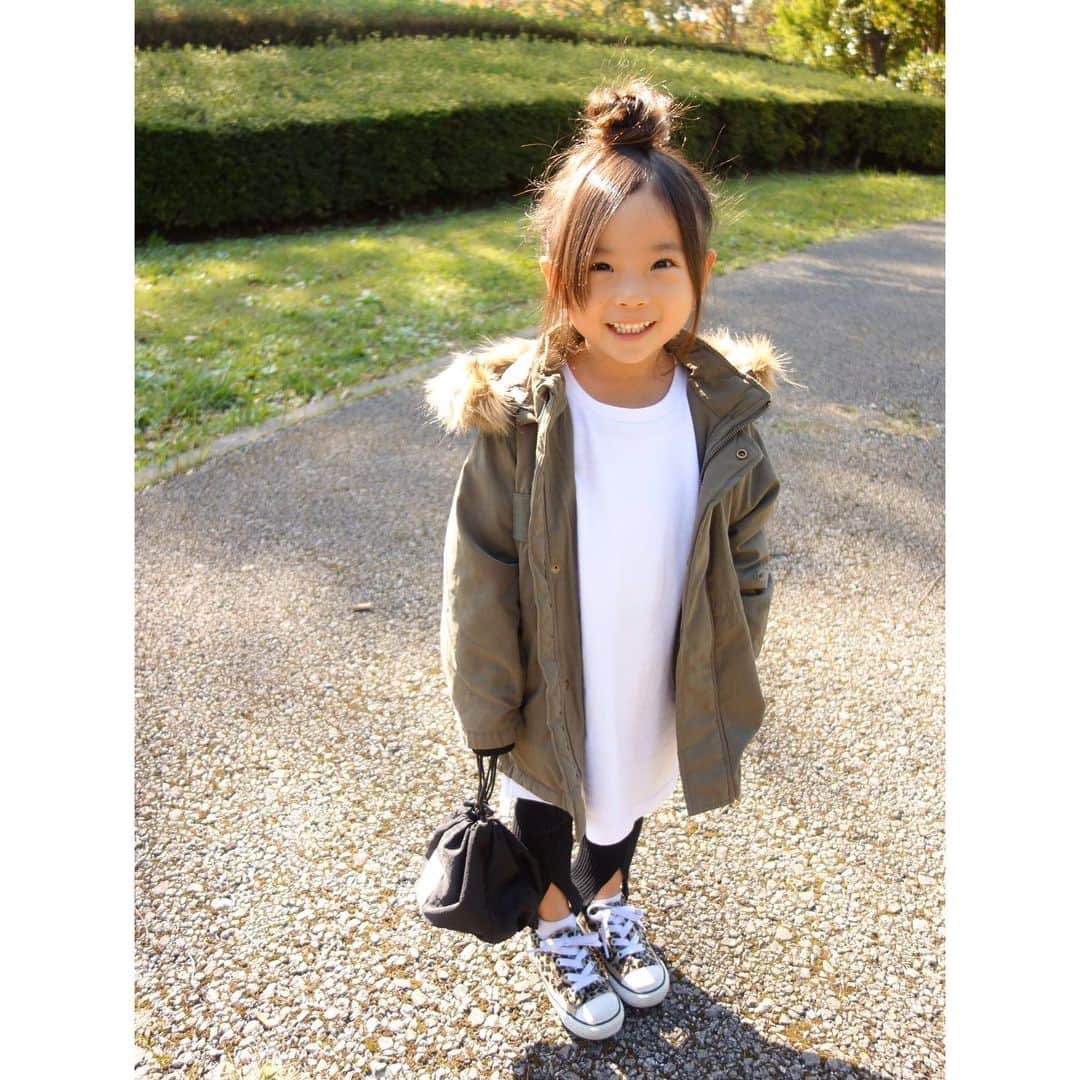 Saraさんのインスタグラム写真 - (SaraInstagram)「. coordinate♡ . モッズコートのカーキの色味が絶妙💚 スリットのリブパンツと合わせて ちょっぴりお姉さんに😋 . outer ▶︎ #branshes  inner ▶︎ #branshes  pants ▶︎ #petitmain  shoes ▶︎ #converse  bag ▶︎ #lowrysfarm ⠀ ⠀ #ootd #kids #kids_japan #kids_japan_ootd #kjp_ootd #kidsfahion #kidscode #kidsootd #kidswear #キッズコーデ #キッズファッション #クラッシュニット #モッズコート #リブパンツ #おだんごヘア」11月18日 21時02分 - sarasara718