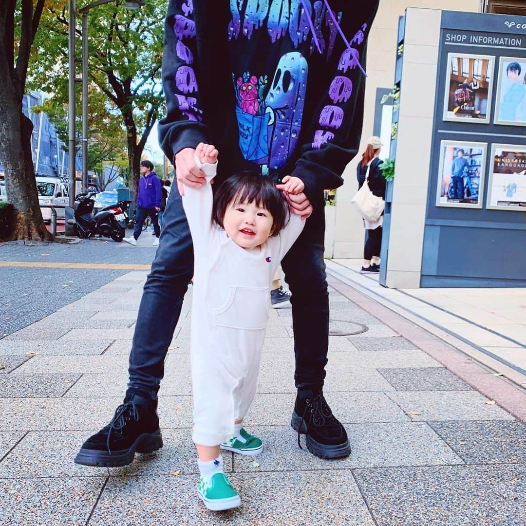 ゆーちゃそ王子さんのインスタグラム写真 - (ゆーちゃそ王子Instagram)「らいちゃんもうすぐで1歳👶💜 ・ ・ 最近ちょっとだけ自分で歩けるようになったよ😙 ・ ・ ・ ・ ・ ・ #赤ちゃんのいる生活 #赤ちゃん　#あかちゃん #1さい #1歳 #1歳誕生日 #1歳バースデー #赤ちゃんのいる暮らし #赤ちゃん写真 #パパ #イクメンパパ #イクメン #イクメン部 #パパファッション #パパ友募集 #親子 #親子コーデ #家族 #家族写真 #家族でお出かけ #11ヶ月 #11ヶ月ベビー #ベビー　#ベビーファッション #ベビーフォト #ベビーモデル #お父さん #育児 #育児あるある #子育て」11月18日 21時02分 - yuchaso_prince