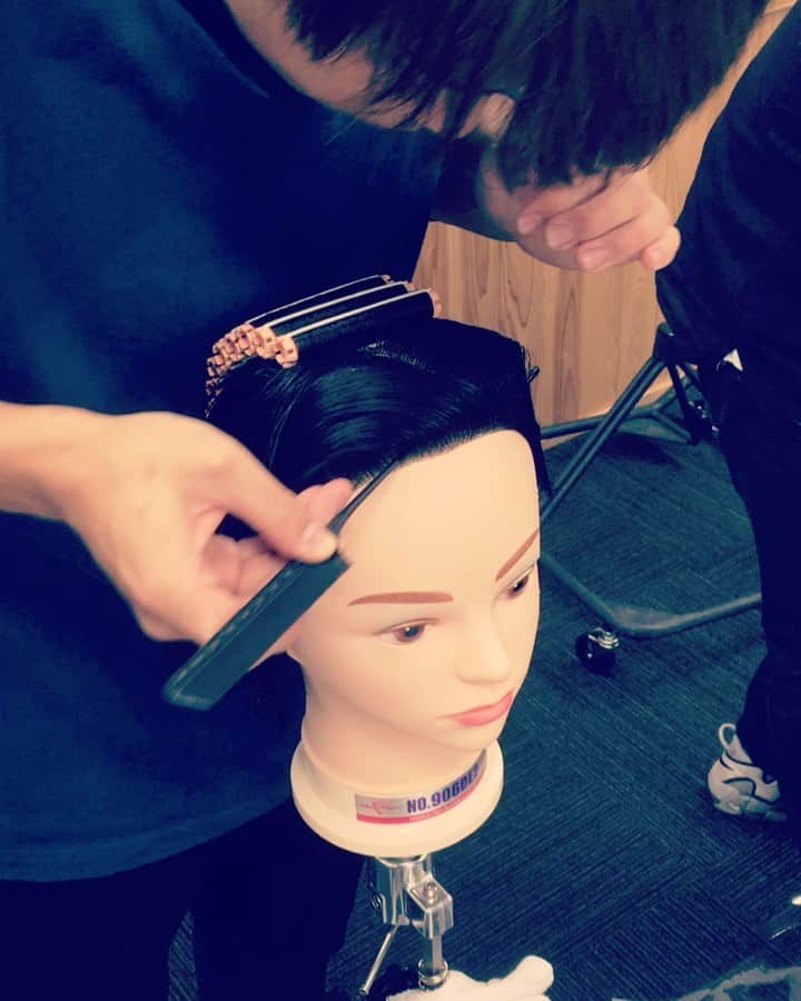 のインスタグラム：「✨早稲美学生動画✨ 🎉全国大会に出場する20Aサクライ　リョウさんによるワインディング動画　フロント編🎉 #ワインディング #パーマ#全国大会#出場 #ワインディングコンテスト #カメラ#撮影#ワインディング練習 #ウィッグ #カメラ好きな人と繋がりたい #メンズヘアー #メンズファッション #hairarrange #メンズコーデ #写真撮ってる人と繋がりたい #テクニック#zacc#コンテスト#ヘアメイク#フロント #写真好きな人と繋がりたい #美容師#美容学生#美容学校#一眼レフ#美容師さんと繋がりたい #美容好きな人と繋がりたい#美容学生と繋がりたい #早稲美#早稲田美容専門学校」