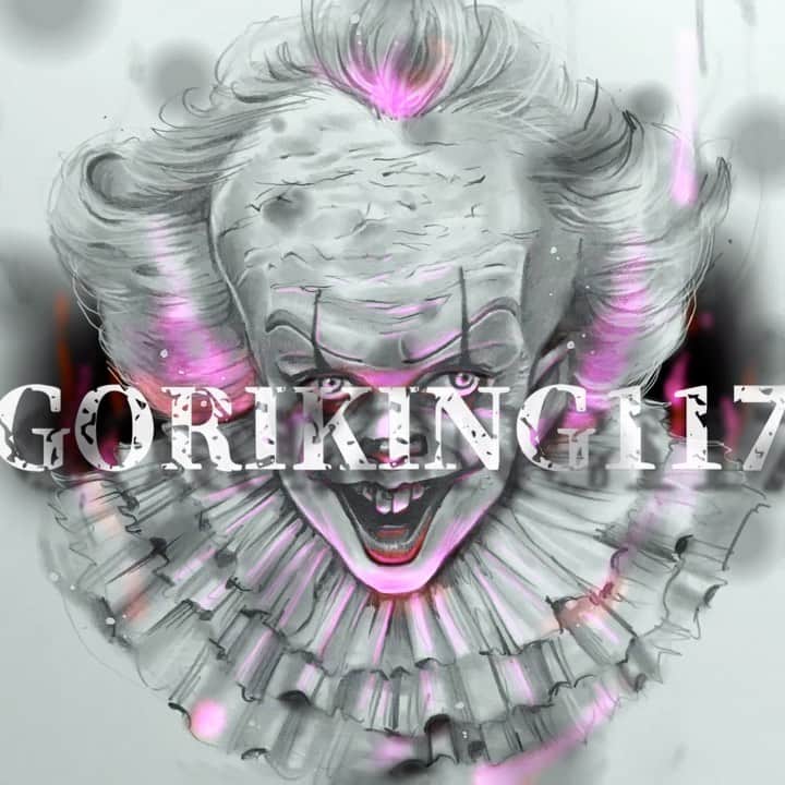 似顔絵★𝗚𝗢𝗥𝗜𝗞𝗜𝗡𝗚のインスタグラム：「. . . .  昨日描いてたやつ🌟✨ w . . . #gorikingのシャーペンシリーズ  で、 この前地上波で初めてあってた、 #it 🤡 の、ペニーワイズ😏🌟✨ . . 初めて見てみたけど、 ふつーに私は怖かったww . . . 作成動画バージョン‼️ . . . ❌❌現在は、予約受付終了してます❌❌ 。 . . .  2019年度ご予約のお客✨ 現在120番までの方案内中です🌟✨💕 メールの確認宜しくお願い致します🙇‍♀️🌟✨ . 一巡したら後回し組へご連絡して参ります⭐️✨ . .  次回の予約応募は、 だいたいですが来年の2月、3月くらいです😭😭😭🌟✨あくまでも予定です。 . . . オーダー再開の際には 人数制限あるため必ず予約ができるわけではございません。 そのことも踏まえた上で 次回ご検討いただけると嬉しいです(^^) . . また、結婚式の使用を考えてくださる方も多いです✨  前々からお伝えしていますが、 基本的に予約順に対応しているため、 近々の納期を希望される方は、 対応できないこともあるので、 あらかじめご了承ください💦 . . . . . ※今回予約が取れた方へ※ . .  写真がまだ用意できてない、入金が遅れそうなど、状況により、順番が前後することもございます‼️ あらかじめご了承ください。 。 . . . また、芸能人、キャラクターのオーダー、パロディ風オーダーはお断りしています。  芸能人については、ご本人様に直接プレゼントなどはOKです。 . . . . . . 💰料金表は過去投稿記事みてね❤💰 . . . . . ➡️ハッシュタグ⇨ goriking117料金表2019⬅️ . . ✨✨✨✨✨✨✨✨✨✨✨✨✨✨✨✨ @by.goriking のアカウントでは、 過去書かせて頂いたお客様方からの、 似顔絵のその後のお写真をいただき、 投稿しております^ - ^❤️❤️ 玄関に飾ってある似顔絵、 渡した瞬間のお写真、 ご本人とのお写真などなど💕  いろんな場面でのお写真お待ちしております^ - ^✨⭐️ . . .  #似顔絵#pencildrawing#drawing#pencil#illust#painting#art#artwork#portrait#絵描きさんと繋がりたい#art_of_japan #artist#gorikingの似顔絵屋さん#ペニーワイズ #ピエロ#🤡#Pierrot#pennywise#itmovie#horrormovies#movie#映画#timcurry#comicart#anime#animeart#comicartist#animejapan」