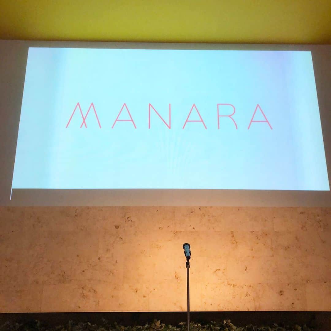 廣瀬規子のインスタグラム：「この間伺った　@manara_japan  の新作発表会が、何だかとても心に残るもので、尚且つ、商品も素晴らしく、、、 これは良いものシェアの精神を持つ私としては、やはりオススメせずにはいられません🤭😂 * 実は、以前いつも行っているネイリストさんから、マナラのクレンジングジェルを頂いたのですが、これがダブル洗顔不要で洗った後の肌の感じも好みで、、かなり良くて💓そしたら、そのタイミングで　@sawaroma さんから今回のお誘いを頂き、、、一体どんな会社さんなんだろう？とか、色々期待に胸を膨らませながら伺いましたら、、、😳🙈😳 * ふむ。ここは、これは、なかなか面白いぞ。いいね！と、心の中でニコニコしちゃう感じのプレゼンテーションが繰り広げられ、、。 要は、不器用さんにも、簡単に、素敵メイクをする事ができるアイテムを新商品として発売されたのですが、その実力たるや、、👍🙆‍♀️🙆‍♀️🙆‍♀️ * 私は特に、アイブロウペンシルが気に入りました😊 お土産に入っていた、BBリキッドバーも、素肌感を残しつつ肌が綺麗に見えるので好き💓 * その他、アイシャドウやチークも、とにかく不器用でメイクが苦手な人でもテクニックなしで美しくメイク出来る優れものが勢揃い。 気になる方、是非試してみる価値ありですよ💓 * @sawaroma さん、お誘いありがとうございました🙇‍♀️🙏💕✨ * #マナラ #マナラホットクレンジングゲル  #マナラ化粧品  #テクニックいらず #数量限定商品 #ナイスなプレゼンテーション #時短メイク にも #良いものシェア」