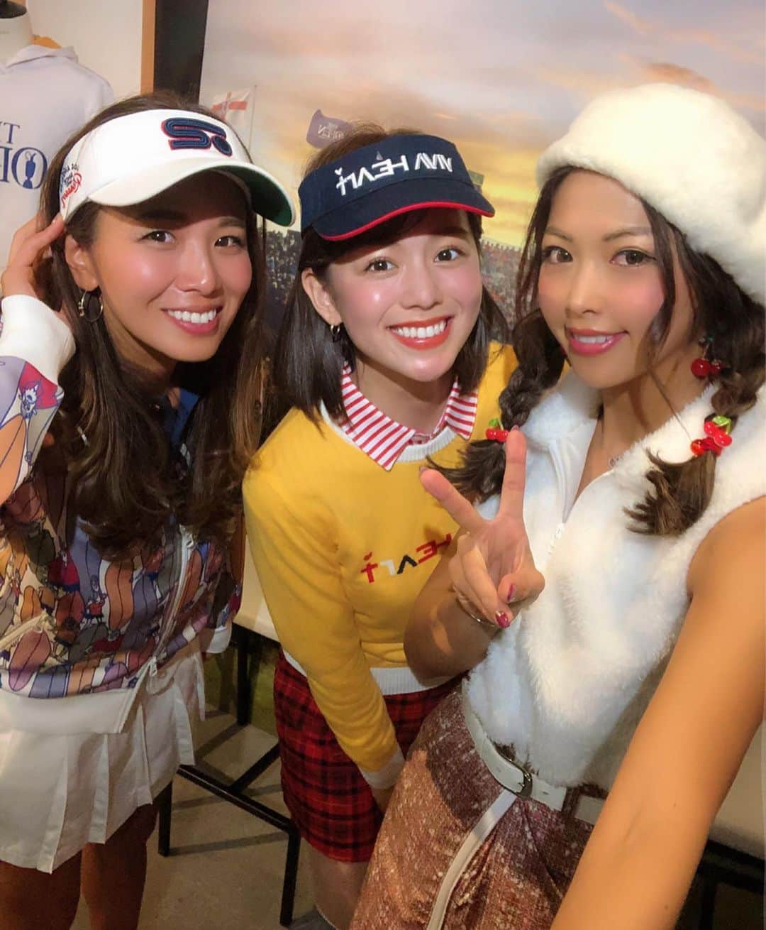 のインスタグラム：「こんばんは❤️ 先日🍒VIVA HEART🍒 @vivaheart_official さんのポップアップイベントにゲストで参加させていただきました！！ @and_hostel_akihabara にて💓 . 楽しかったです❤️❤️ アプローチゲームで優勝して、 @iomic_official のイエローグリップと、キャディバックカバーget❤️❤️両方欲しかったからまぢ嬉しい！！！ ありがとうございました✨✨😆 . 私が来てるのは @vivaheart_official の冬のウエア❤️ . めっちゃタイプだった！！ 暖かいし可愛ーー💓💓 . #vivaheart #ビバハート #ゴルフ #ゴルフ女子 #ゴルフファッション #ゴルフウエア #ゴルフコーデ #ベレー帽 #ベレー帽コーデ #あおい夏海 #イベント #イオミック #ゴルフ好き #アンドホステル #andhostel #ロサーセン #ワンピース #ゴルフ男子」