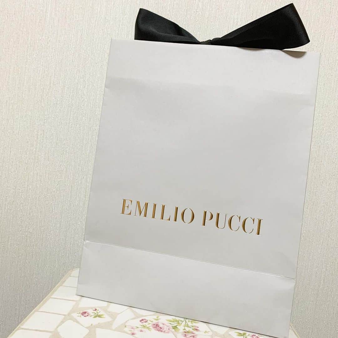 岡本麻佑のインスタグラム：「. 物欲の秋😭🍂💖わーい💗💜💗💜#emiliopucci#shopping」