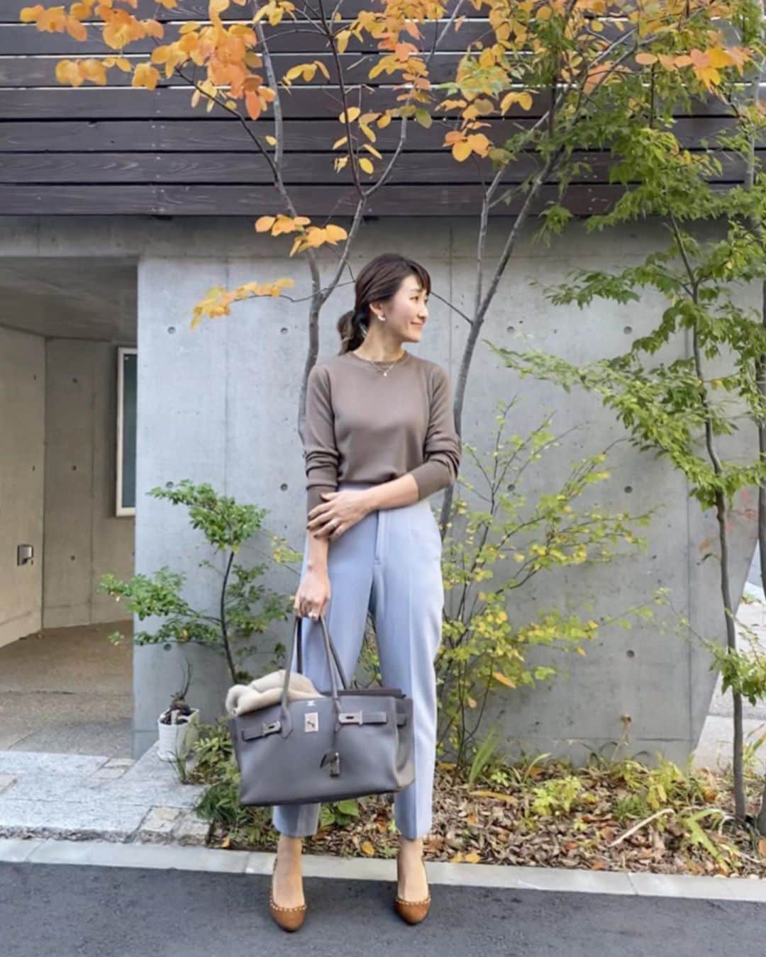 のインスタグラム：「Brown×Blue コーデ🍁 * @lautreamont_insta × @naokookusa  コラボのニット #Tシャツニット と言われるだけあって着心地の良さ、合わせやすさ抜群‼︎ シンプルで色味も大好きなニット見つけました！ 6色展開なので色違い欲しいかも…😆 ブラックやブルーも気になる! 全国のLAUTREMONTショップまたはオンライン'Jlounge'にて購入出来ますよ。 #fashion #cordinate #simplefashion  #lautremont #hstandard #pellico #hermes #puratokyo #vancleefarpels  #Tシャツニット #ママコーデ #harryjewelry #ロートレアモン  #マイベストニット#エルメス#ペリーコ」