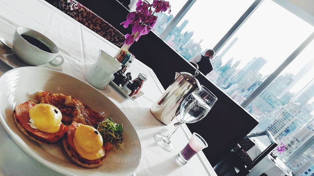 COMA-CHIのインスタグラム：「morning @mo_newyork 🍽️ NYっぽい朝ごはんを食べたくて、 ホテルでエッグベネディクト🐣」