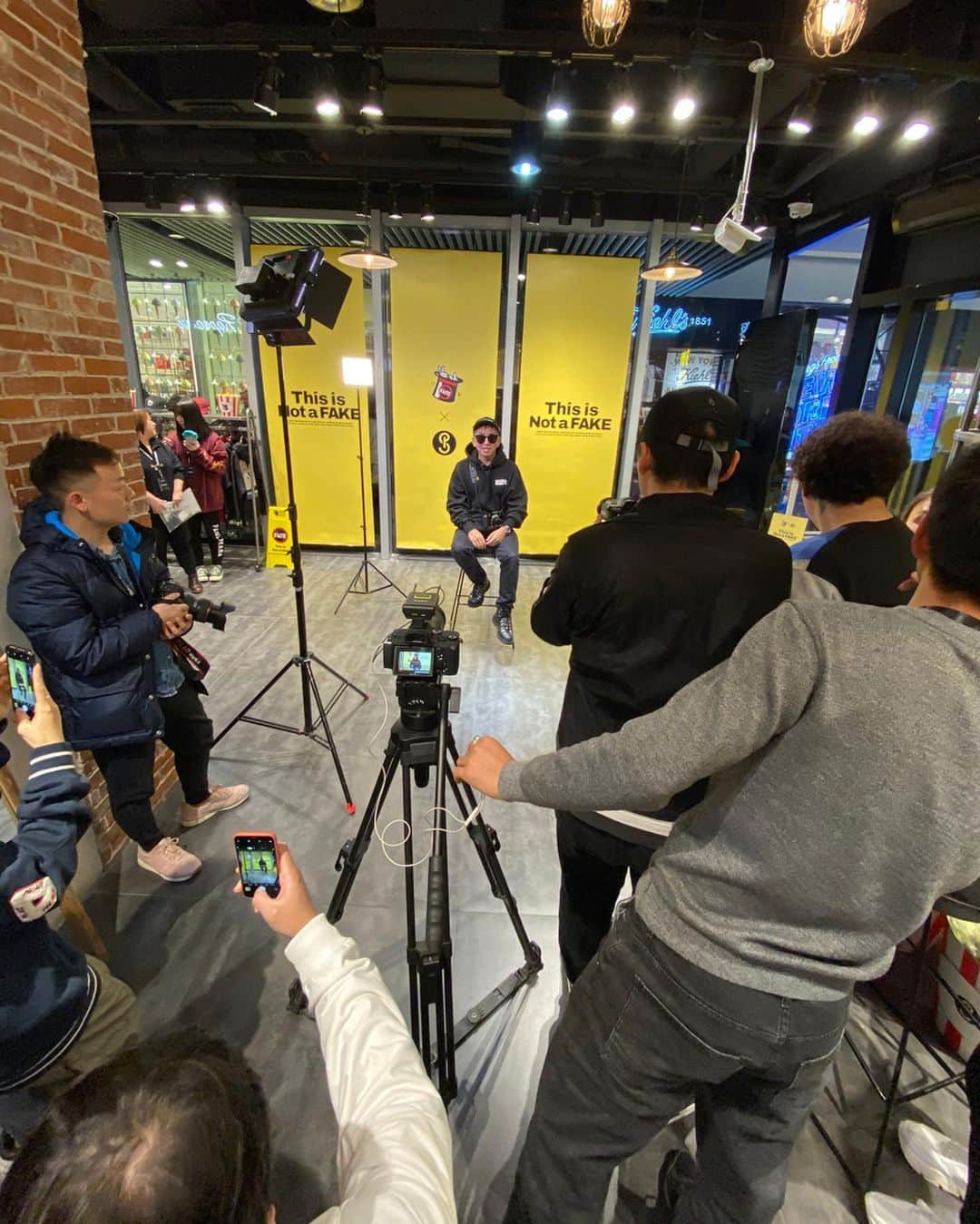 石川涼のインスタグラム：「初めての北京popup! むちゃ人来た！嬉しい！  年内のイベントは来月の上海でおしまい！ え、1年早過ぎ。  更に世界でカマします。  #FR2#fxxkingrabbits#popcorngeneralstore #popcornsupply#beijing#北京#fuckthefakefr2」