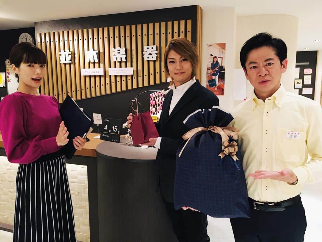 【公式】G線上のあなたと私のインスタグラム：「_﻿ ‪================‬﻿ ‪第6話放送まであと❶日‬﻿ ‪================‬﻿ ﻿ ‪明日の第6話には、‬﻿ ‪第3話ぶりに #喜矢武豊 さんも‬﻿ ‪出演します😉🧡‬﻿ ﻿ ‪#眞於先生 と、#庄野さん と🤗‬﻿ ‪プレゼントを2人に渡されている眞於先生ですが…﻿ どちらを受け取るのか… ⁉️‬﻿ それとも受け取らないのか…⁉️﻿ ﻿ ‪#G線上のあなたと私‬﻿ ‪#桜井ユキ #永野宗典 #きゃんさん ‬﻿」