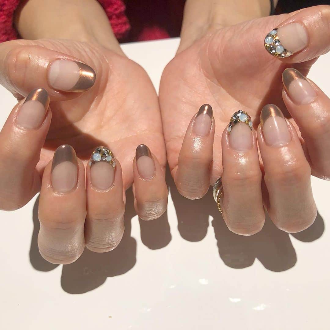 RUBY&ONYX by Kanako Miuraのインスタグラム：「ブラウンミラー✨ ・ ・ ・ 11/19 18:00〜 11/20 14:00〜,16:00〜,18:00〜 11/21 15:00〜,18:00〜  ご案内可能です🥰  そのほかのお時間もお問い合わせください💫  お子様もお隣に座れるルームや個室もございます💡 ・ ・ 🌿月額制もやってます🌿 ○プレミアム会員(ハンド&フット)¥29,800(税抜)・ ○ハンドレギュラー会員¥14,800(税抜)・ ○フットレギュラー会員¥14,800(税抜)・ ・ それぞれ全てのメニューが月に何度でもご利用頂けます。  ご予約、お問い合わせはDMまたは 0354595882 LINE ID：@ rubynail までお気軽にどうぞ💫  #daikanyama#nailsalon#nail#gelnail#rubyandonyx#handnail#mode#cool#studs#menscare#ART#autumnnails#メンズネイル#メンズケア#定額制ネイル#通い放題#ジェルネイル#ネイル#ノーサンディング#ショートネイル#代官山ネイルサロン#トレンドネイル#冬ネイル」