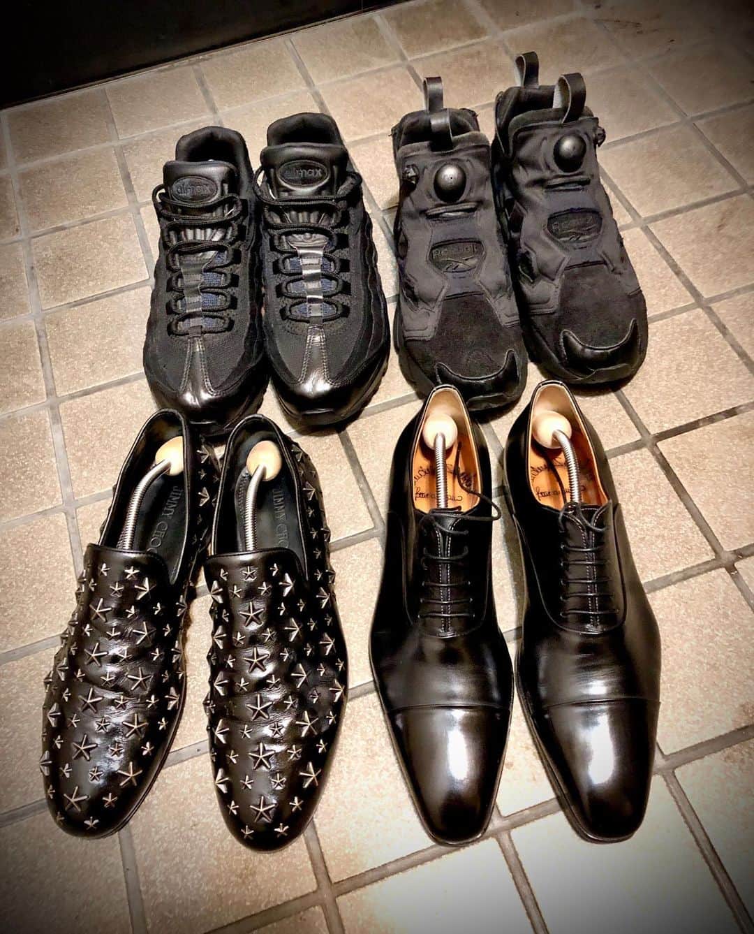 yukawaのインスタグラム：「. ひさしぶりの靴磨きʕ•̫͡•ʔ 今日はこの4足•̀.̫•́✧ . . . #photography #写真 #写真男子 #写真女子 #instapic #ファインダー越しの私の世界  #写真好きな人と繋がりたい  #shoes #靴 #instashoes #靴好き #靴好きな人と繋がりたい  #shoecare #靴磨き #fasion #おしゃれ  #fashionista #おしゃれさんと繋がりたい  #santoni #jimmychoo #airmax95 #instapumpfury #ポンプフューリー  #black #黒 #黒好き #leather #革 #スニーカー #allblack」
