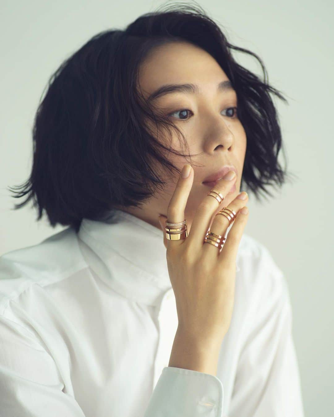 長山一樹のインスタグラム：「数年前まではジュエリーやスーツなど自然光で撮影するのはわりとタブーとされていた被写体も(ディテールがちゃんと見せれないなどの理由で)今ではデジタルが主流になり、より自然な見え方を求めるクライアントも増え、自然光で撮ることに何も違和感なく撮影するようになりました。その変わりピントは激シビアです。 @marisolmagazine  Model @takeu_chiyuri  Stylist @misaking77  Hair @shucohair  Make @akiko25  #marisol #jewelry #magazine #hasselblad #中判カメラ #focus #kazukinagayama #長山一樹」