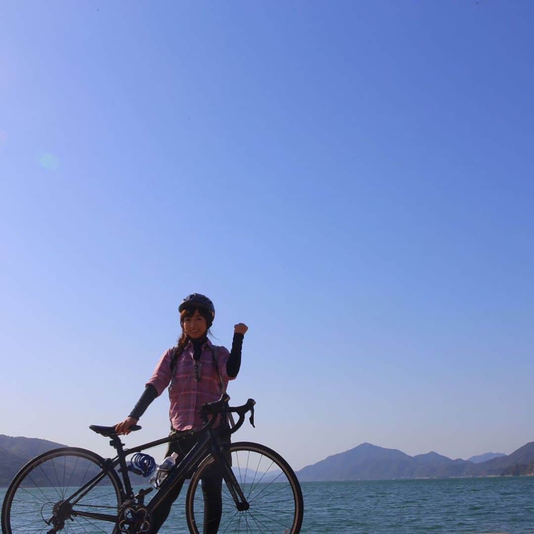 佐藤彩さんのインスタグラム写真 - (佐藤彩Instagram)「しまなみ海道サイクリングでは、今まで見たことのないような道もたくさんありました😃  橋の車が走る部分の下に、自転車用の道😳！！ これは驚き！！ そして、こんなに長い橋を何回も渡るのだって初めてのこと。  考えてみたら、海の上の橋を自転車で渡ったこともなかったかも…  そんな私が、広島県と愛媛県を渡る日が来るとは…！！ 今までの自分なら想像していなかった出来事です✨  ちなみに、初ロードバイクでしたが… いきなりサイクリストの聖地にも行ってしまいました。笑  レモンのベンチも可愛かったなぁ🍋  いろんな形の橋があって、あんなに上り坂を漕ぎ続けたのも初めてで…  初めてがたくさん🌟  雲ひとつない澄み渡る青空… 明るさの際立つ、穏やかな海では、太陽の光がキラキラ反射して輝いている… のどかな島の風景にもほっこり…  そんな光景を自転車の旅ではゆっくりみながら走れて気持ちが満たされました😊  そして最後の長い橋を渡ったら、「これが四国だよ！」と言われて、自分がここにたどり着いたと思えたときの胸の高まりはもう…！！ 最後の写真のように充実の表情を見ればわかりますね。笑  あぁー楽しかった😆✨ . . しかも、筋肉痛にもならなかった！！ 私の筋力、持久力…なかなかです。笑  #しまなみ海道 #しまなみ海道サイクリング #自転車の旅 #サイクリストの聖地 #自転車で80キロ走りました が… #筋肉痛にならなかった  #旅好き　 #HBC #アナウンサー #佐藤彩」11月18日 21時14分 - hbc_ayasato