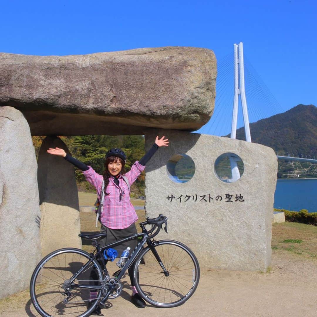 佐藤彩さんのインスタグラム写真 - (佐藤彩Instagram)「しまなみ海道サイクリングでは、今まで見たことのないような道もたくさんありました😃  橋の車が走る部分の下に、自転車用の道😳！！ これは驚き！！ そして、こんなに長い橋を何回も渡るのだって初めてのこと。  考えてみたら、海の上の橋を自転車で渡ったこともなかったかも…  そんな私が、広島県と愛媛県を渡る日が来るとは…！！ 今までの自分なら想像していなかった出来事です✨  ちなみに、初ロードバイクでしたが… いきなりサイクリストの聖地にも行ってしまいました。笑  レモンのベンチも可愛かったなぁ🍋  いろんな形の橋があって、あんなに上り坂を漕ぎ続けたのも初めてで…  初めてがたくさん🌟  雲ひとつない澄み渡る青空… 明るさの際立つ、穏やかな海では、太陽の光がキラキラ反射して輝いている… のどかな島の風景にもほっこり…  そんな光景を自転車の旅ではゆっくりみながら走れて気持ちが満たされました😊  そして最後の長い橋を渡ったら、「これが四国だよ！」と言われて、自分がここにたどり着いたと思えたときの胸の高まりはもう…！！ 最後の写真のように充実の表情を見ればわかりますね。笑  あぁー楽しかった😆✨ . . しかも、筋肉痛にもならなかった！！ 私の筋力、持久力…なかなかです。笑  #しまなみ海道 #しまなみ海道サイクリング #自転車の旅 #サイクリストの聖地 #自転車で80キロ走りました が… #筋肉痛にならなかった  #旅好き　 #HBC #アナウンサー #佐藤彩」11月18日 21時14分 - hbc_ayasato