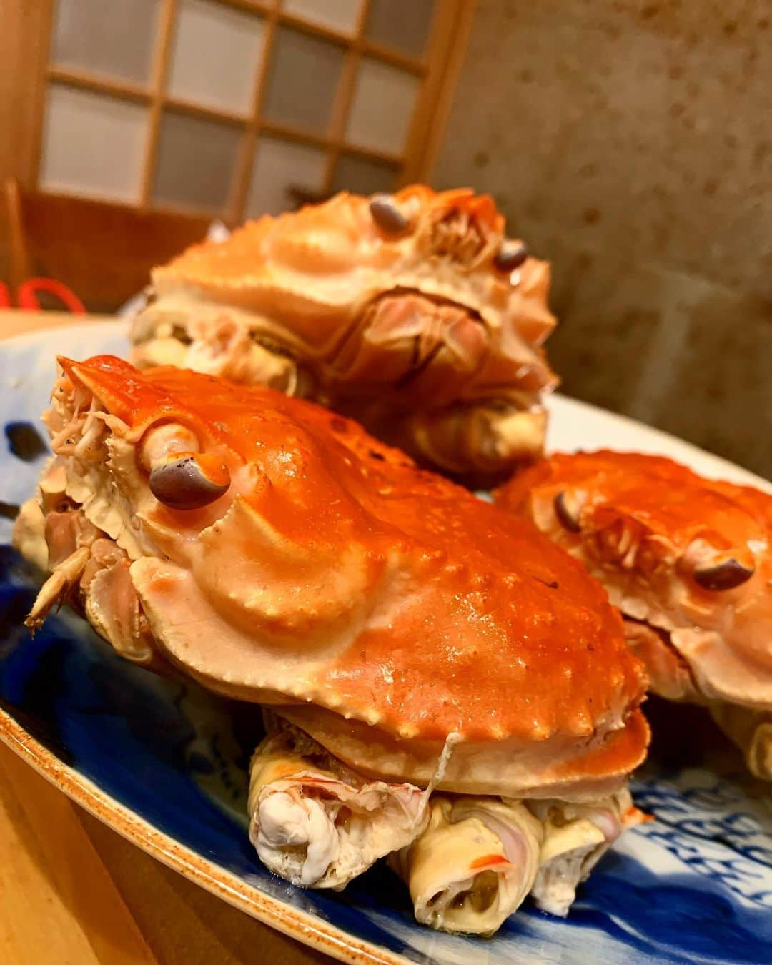 濱野りれさんのインスタグラム写真 - (濱野りれInstagram)「🦀 -— Kawasaki is the center of best crab in Tokyo. We are presented  taiza and oven baked kobako crab. I cannot feel the winter until I came here to eat crab. One cannot compare two cuz both are very delicious!! -— 蟹の季節の'かわさき'にお邪魔してきました☺️ ここにこないと冬が始まった気がしない😋香箱蟹も間人蟹も甲乙つけられないくらい大好き🦀❤️ -— #rirelog#Kawasaki#kaiseki#kaisekiryori#kaisekicuisine#washoku #japanesefood#japanesefoodlover#tokyoeats#tokyogourmet#tokyojapan#eatlover#roppongigourmet #かわさき#西麻布かわさき#和食#日本食#懐石料理#香箱蟹#間人蟹#蟹料理#西麻布グルメ#東京グルメ#蟹づくし」11月18日 21時15分 - riregram