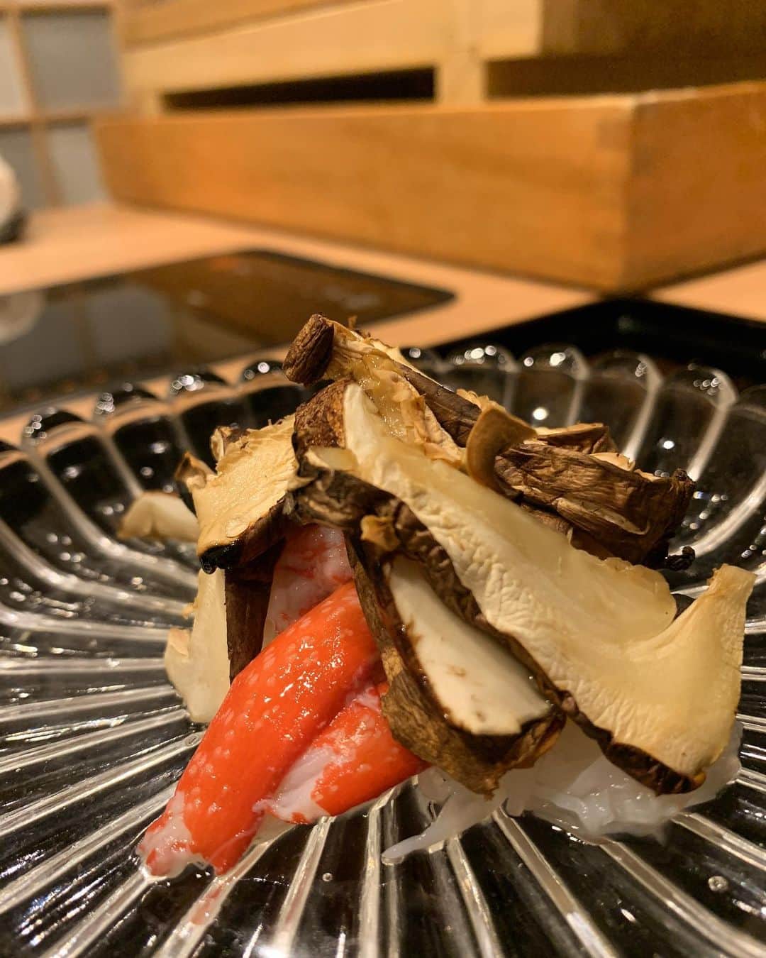濱野りれさんのインスタグラム写真 - (濱野りれInstagram)「🦀 -— Kawasaki is the center of best crab in Tokyo. We are presented  taiza and oven baked kobako crab. I cannot feel the winter until I came here to eat crab. One cannot compare two cuz both are very delicious!! -— 蟹の季節の'かわさき'にお邪魔してきました☺️ ここにこないと冬が始まった気がしない😋香箱蟹も間人蟹も甲乙つけられないくらい大好き🦀❤️ -— #rirelog#Kawasaki#kaiseki#kaisekiryori#kaisekicuisine#washoku #japanesefood#japanesefoodlover#tokyoeats#tokyogourmet#tokyojapan#eatlover#roppongigourmet #かわさき#西麻布かわさき#和食#日本食#懐石料理#香箱蟹#間人蟹#蟹料理#西麻布グルメ#東京グルメ#蟹づくし」11月18日 21時15分 - riregram
