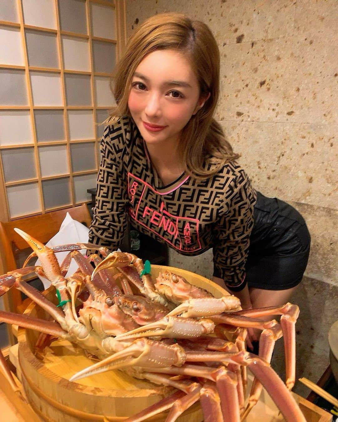 濱野りれさんのインスタグラム写真 - (濱野りれInstagram)「🦀 -— Kawasaki is the center of best crab in Tokyo. We are presented  taiza and oven baked kobako crab. I cannot feel the winter until I came here to eat crab. One cannot compare two cuz both are very delicious!! -— 蟹の季節の'かわさき'にお邪魔してきました☺️ ここにこないと冬が始まった気がしない😋香箱蟹も間人蟹も甲乙つけられないくらい大好き🦀❤️ -— #rirelog#Kawasaki#kaiseki#kaisekiryori#kaisekicuisine#washoku #japanesefood#japanesefoodlover#tokyoeats#tokyogourmet#tokyojapan#eatlover#roppongigourmet #かわさき#西麻布かわさき#和食#日本食#懐石料理#香箱蟹#間人蟹#蟹料理#西麻布グルメ#東京グルメ#蟹づくし」11月18日 21時15分 - riregram